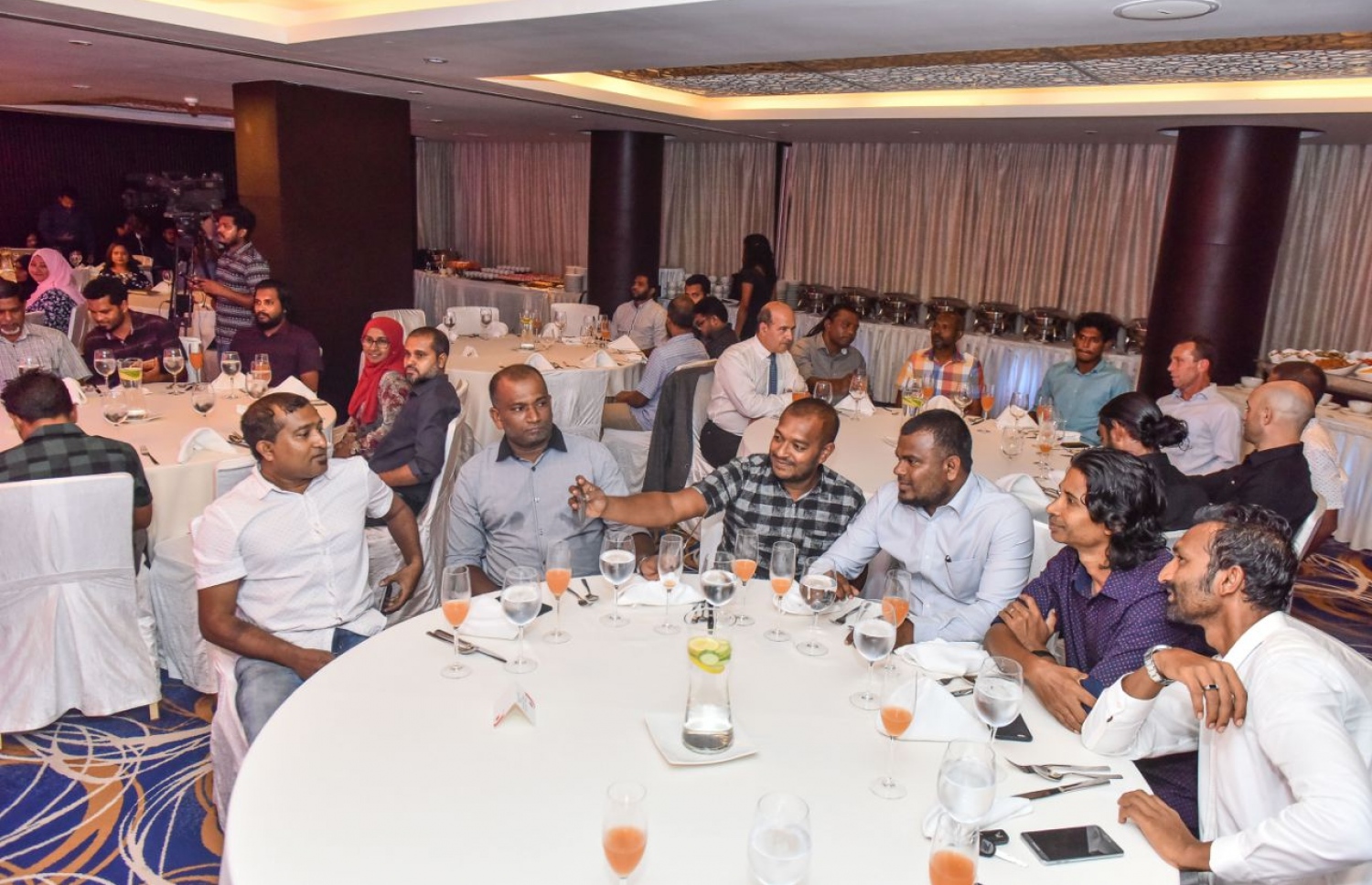 ކުޅިވަރަށް ހާއްސަކޮށްގެން "މިހާރު އެވޯޑްސް" ތައާރަފްކުރުމަށް ހޮޓެލް ޖެންގައި ބޭއްވި ހަފުލާ. މުޅިން އަލަށް ފަށާ މި އެވޯޑްގައި ކުޅިވަރުގެ އެކި ދާއިރާތަކުން 24 އެވޯޑެއް ދޭއިރު މިއީ ރާއްޖޭގައި އެންމެ ފުޅާ ދާއިރާއެއްގައި ދޭ ކުޅިވަރު އެވޯޑަށް ވާނެ. -- ފޮޓޯ: ނިޝާން އަލީ / މިހާރު