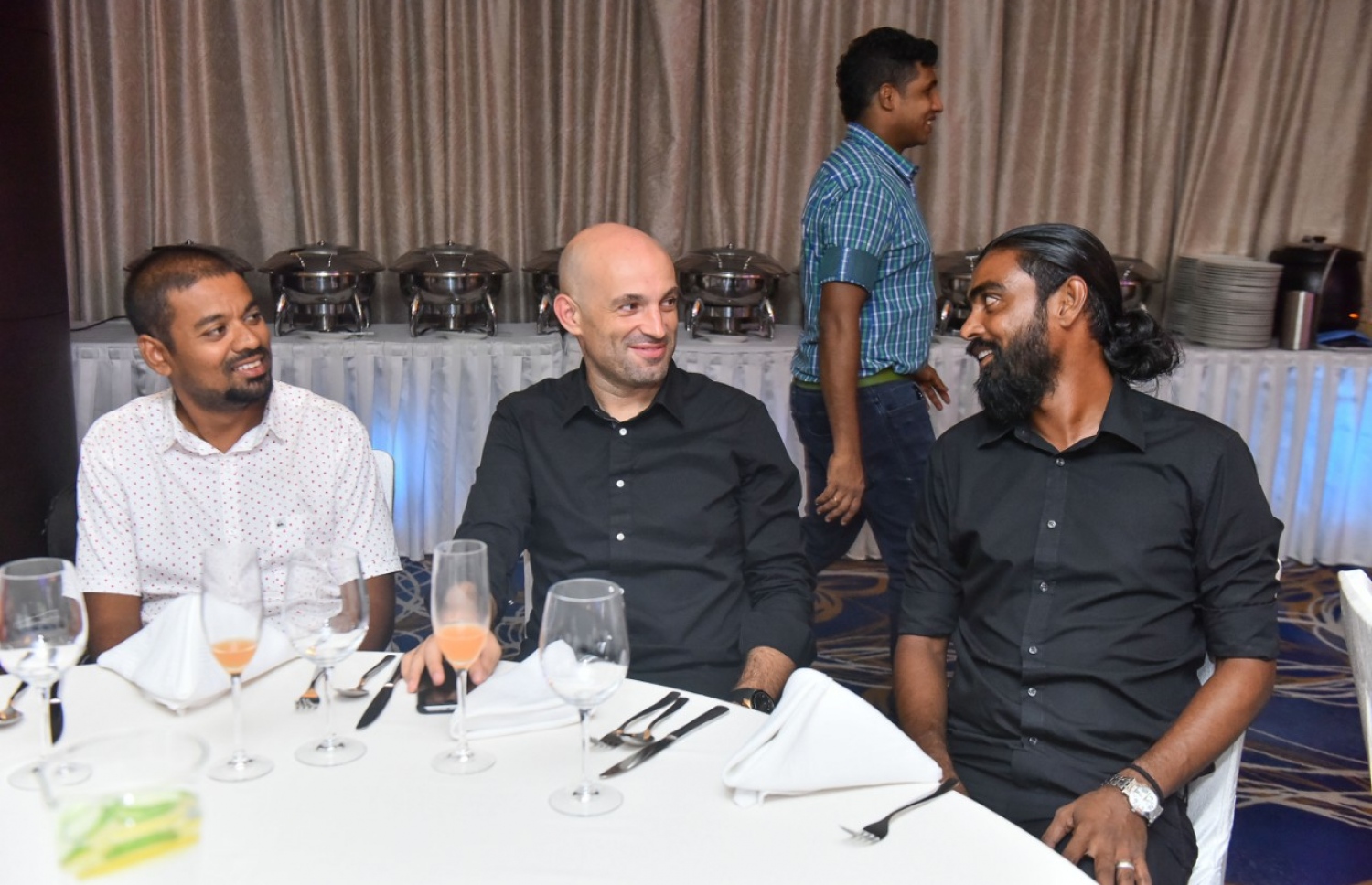 ކުޅިވަރަށް ހާއްސަކޮށްގެން "މިހާރު އެވޯޑްސް" ތައާރަފްކުރުމަށް ހޮޓެލް ޖެންގައި ބޭއްވި ހަފުލާގައި ނިއު ރޭޑިއަންޓުގެ ކޯޗު ބެނާޑޯ ޓަވަރޭސް (މ) އާއި އެސިސްޓަންޓް ކޯޗު ހަސަން ހަމީދު (ކ) އަދި ނޫސްވެރިޔާ އަމީން ފައިސަލް ވާހަކަދައްކަނީ: މުޅިން އަލަށް ފަށާ މި އެވޯޑްގައި ކުޅިވަރުގެ އެކި ދާއިރާތަކުން 24 އެވޯޑެއް ދޭއިރު މިއީ ރާއްޖޭގައި އެންމެ ފުޅާ ދާއިރާއެއްގައި ދޭ ކުޅިވަރު އެވޯޑަށް ވާނެ. -- ފޮޓޯ: ނިޝާން އަލީ / މިހާރު