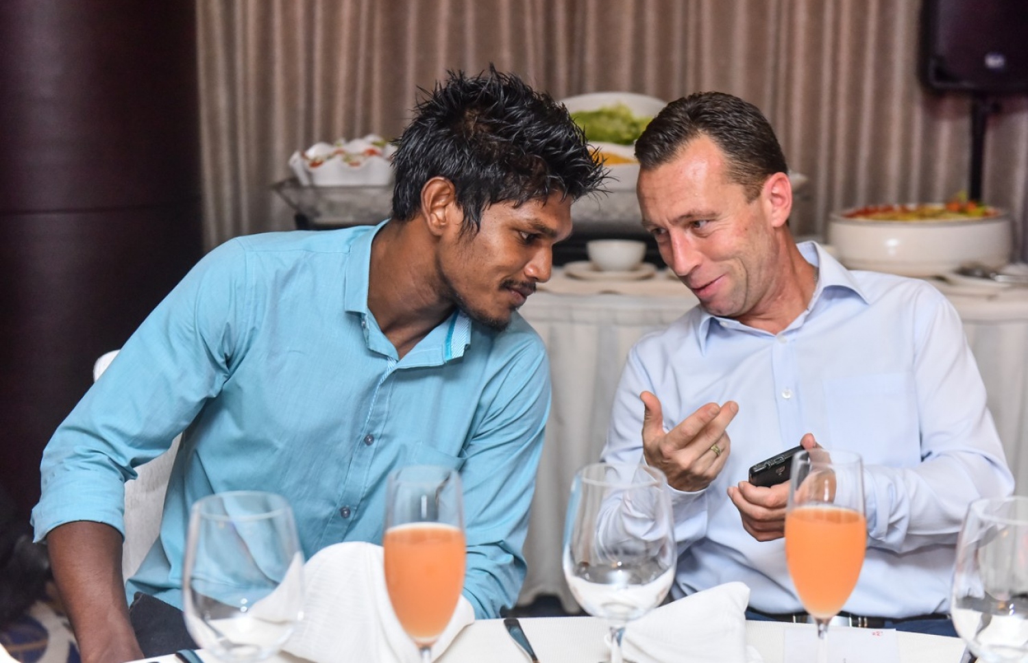 ކުޅިވަރަށް ހާއްސަކޮށްގެން "މިހާރު އެވޯޑްސް" ތައާރަފްކުރުމަށް ހޮޓެލް ޖެންގައި ބޭއްވި ހަފުލާގައި މާޒިޔާގެ ކޯޗު މަރްޔަން ސެކުލޮސްކީ (ކ) އާއި ކެޕްޓަން އަސަދުﷲ އަބްދުﷲ ވާހަކަދައްކަނީ: މުޅިން އަލަށް ފަށާ މި އެވޯޑްގައި ކުޅިވަރުގެ އެކި ދާއިރާތަކުން 24 އެވޯޑެއް ދޭއިރު މިއީ ރާއްޖޭގައި އެންމެ ފުޅާ ދާއިރާއެއްގައި ދޭ ކުޅިވަރު އެވޯޑަށް ވާނެ. -- ފޮޓޯ: ނިޝާން އަލީ / މިހާރު