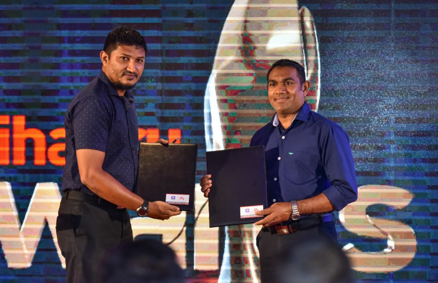 އެލައިޑް އިންޝުއަރެންސްގެ ޖެނެރަލް މެނޭޖަރު އިބްރާހިމް ފިރުޝާން (ވ) އާއި މިހާރުގެ ސީއީއޯ ރިއްފަތު މުހައްމަދު އެއްބަސްވުން ބަދަލުކުރައްވަނީ. --ފޮޓޯ: ނިޝާން އަލީ/ މިހާރު