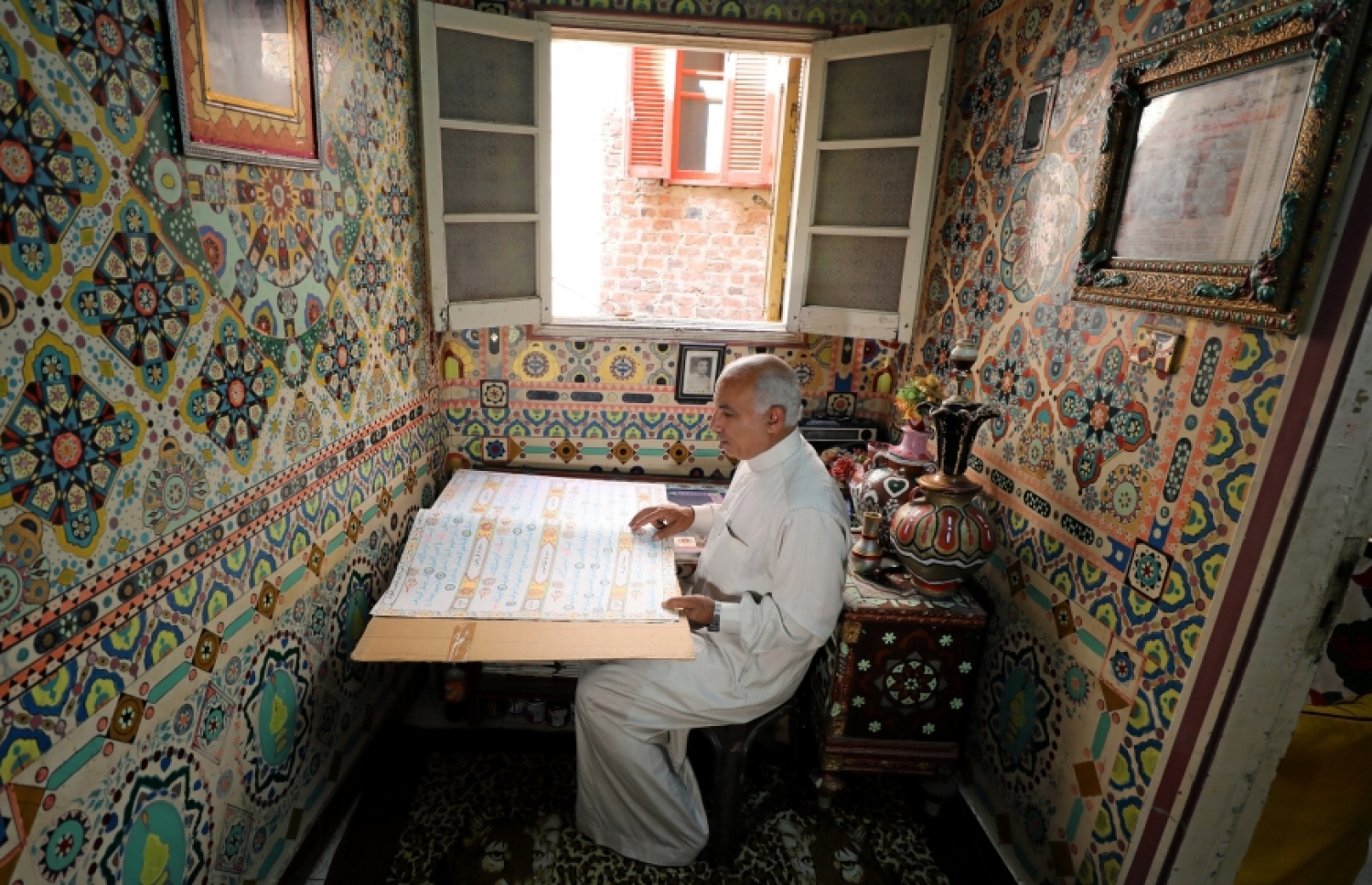 މިސްރުގެ ސާއިދު މުހައްމަދު އޭނާ ތައްޔާރު ކުރި މުސްހަފު ކައިރީ. --ފޮޓޯ:ރޮއިޓާސް