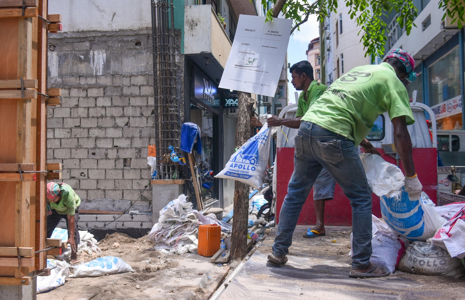އިމާރާތްކުރުމުގެ މަސައްކަތުގައި ބޭރު ބަޔަކު ހަރަކާތްތެރިވަނީ: ބަންގްލަދޭޝް އިން މަސައްކަތު މީހުންނަށް އާންމުކޮށް ވިސާ ދޫކުރުން ވަނީ ހުއްޓާލާފައި