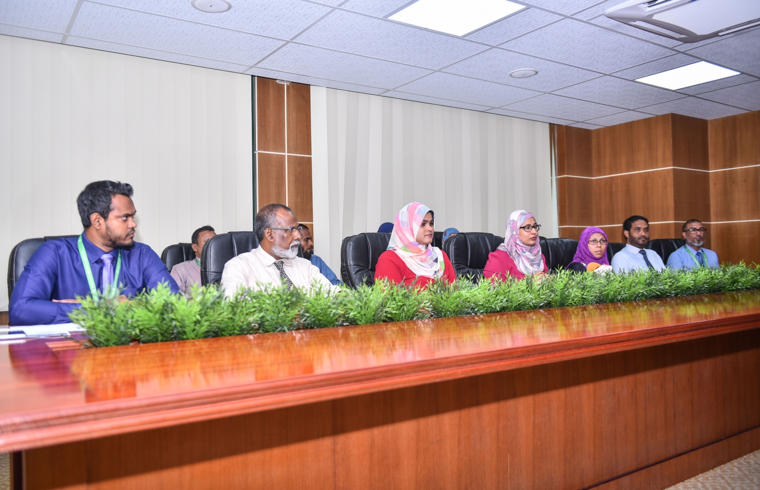 އިސްލާމިކް ޔުނިވަސިޓީގެ އިސް ބައެއް ބޭފުޅުން މިއަދު ނޫސްވެރިންނާ ވާހަކަ ދައްކަވަނީ.---މިހާރު ފޮޓޯ: ހުސެއިން ވަހީދު