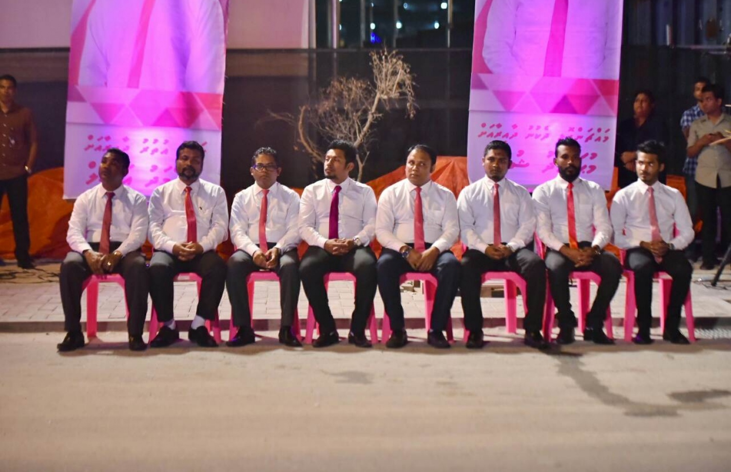 އަންނަ ހޮނިހިރުދުވަހު ބާއްވާ ލޯކަލް ކައުންސިލްތަކުގެ އިންތިޚާބުގައި، ވެރިކަންކުރާ ޕީޕީއެމްގެ ފަރާތުން މާލޭ ސިޓީ ކައުންސިލަށް ވާދަކުރައްވާ ކެންޑިޑޭޓުން، މިރޭ ބޭއްވި ކެމްޕެއިންގެ ފަހު ޖަލްސާގައި ބައިވެރިވެވަޑައިގަންނަވަނީ.---މިހާރު ފޮޓޯ: ހުސެއިން ވަހީދު