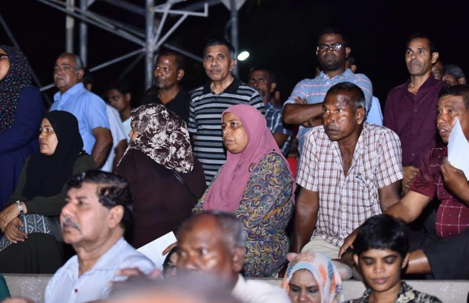 އެމްޑީޕީގެ މިރޭގެ ޖަލްސާ އަށް ދިޔަ ބައެއް މީހުން -- ފޮޓޯ: ނިޝާން އަލީ/ މިހާރު