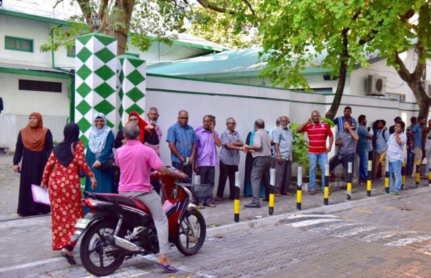 މާލެ: މޭ 6، 2017: ލޯކަލް ކައުންސިލް އިންތިހާބުގައި ވޯޓު ލުމަށް ބަޔަކު ކިޔޫގައި މަޑުކޮށްލައިގެން.-- ފޮޓޯ: ނިޝާން އަލީ/ މިހާރު