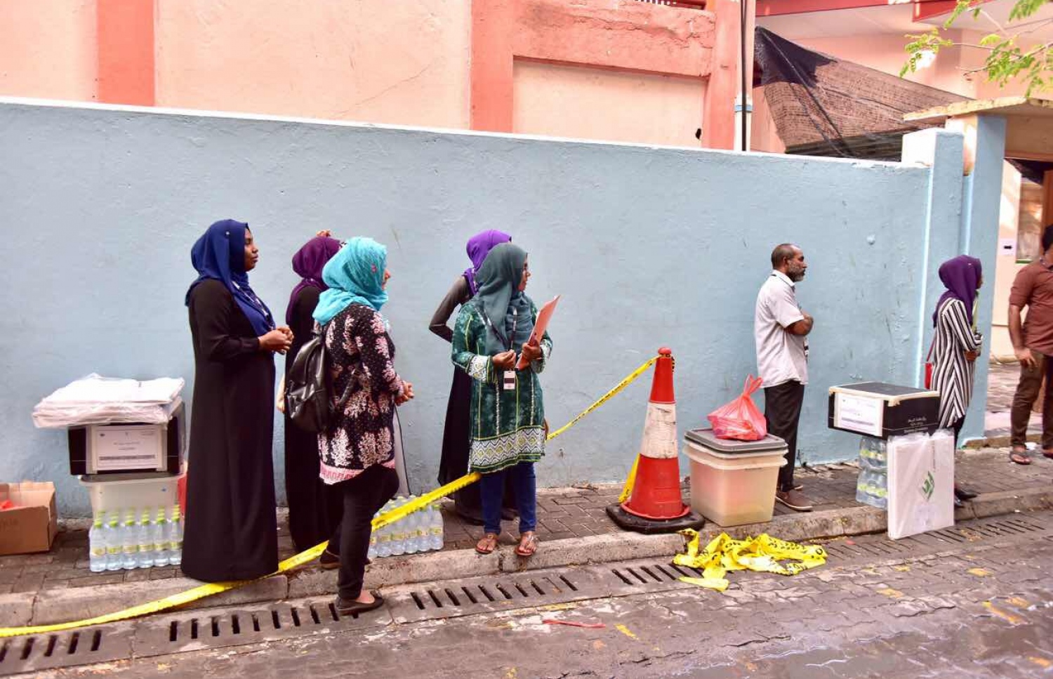 މާލެ: މޭ 6، 2017: ލޯކަލް ކައުންސިލް އިންތިހާބުގެ ވޯޓުފޮށިތަށް ކާރި އޮފިޝަލުން މަޑުކޮށްލައިގެން.-- ފޮޓޯ: ނިޝާން އަލީ/ މިހާރު