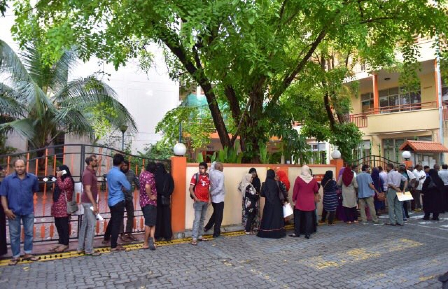 ލޯކަލް ކައުންސިލް އިންތިހާބުގައި ވޯޓު ލުމަށް ބަޔަކު ކިޔޫގައި މަޑުކޮށްލައިގެން.-- ފޮޓޯ: ނިޝާން އަލީ/ މިހާރު