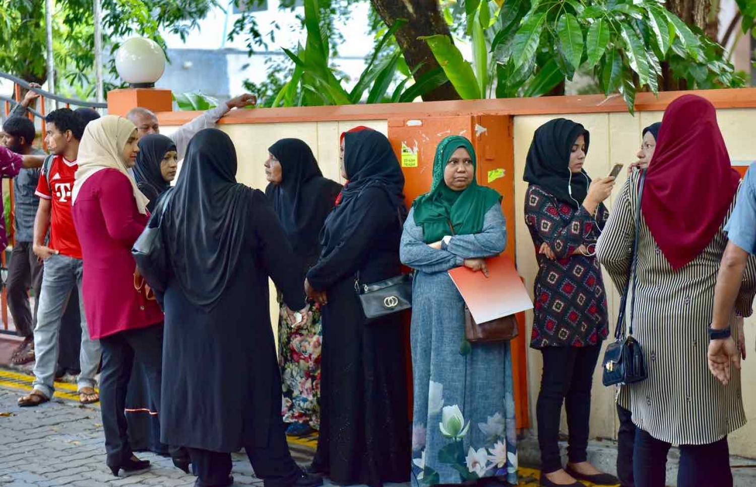 މާލެ: މޭ 6، 2017: ލޯކަލް ކައުންސިލް އިންތިހާބުގައި ވޯޓު ލުމަށް ބަޔަކު ކިޔޫގައި މަޑުކޮށްލައިގެން.-- ފޮޓޯ: ނިޝާން އަލީ/ މިހާރު