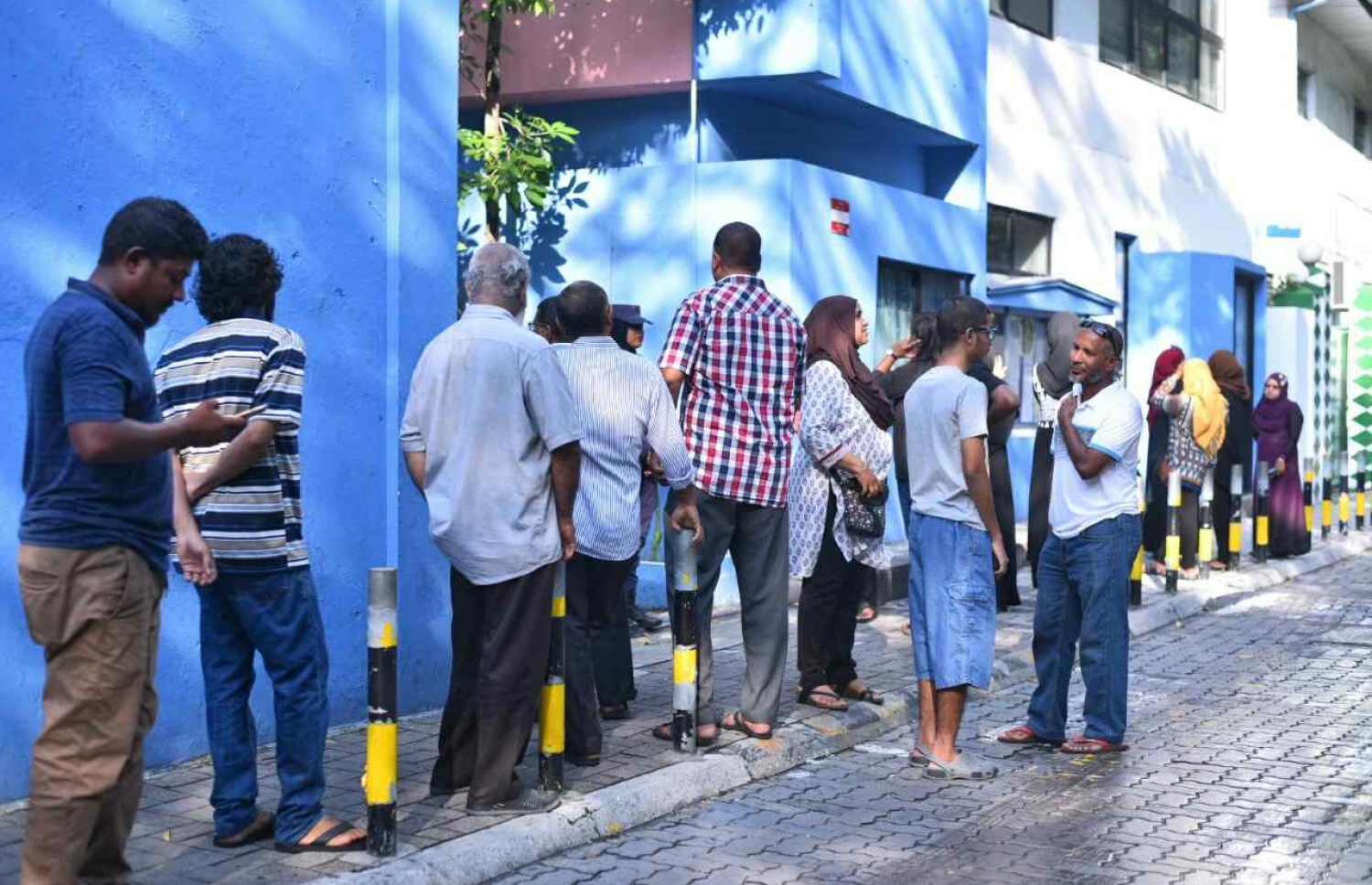 މާލެ: މޭ 6، 2017: ލޯކަލް ކައުންސިލް އިންތިހާބުގައި ވޯޓު ލުމަށް ބަޔަކު ކިޔޫގައި މަޑުކޮށްލައިގެން.-- ފޮޓޯ: ނިޝާން އަލީ/ މިހާރު