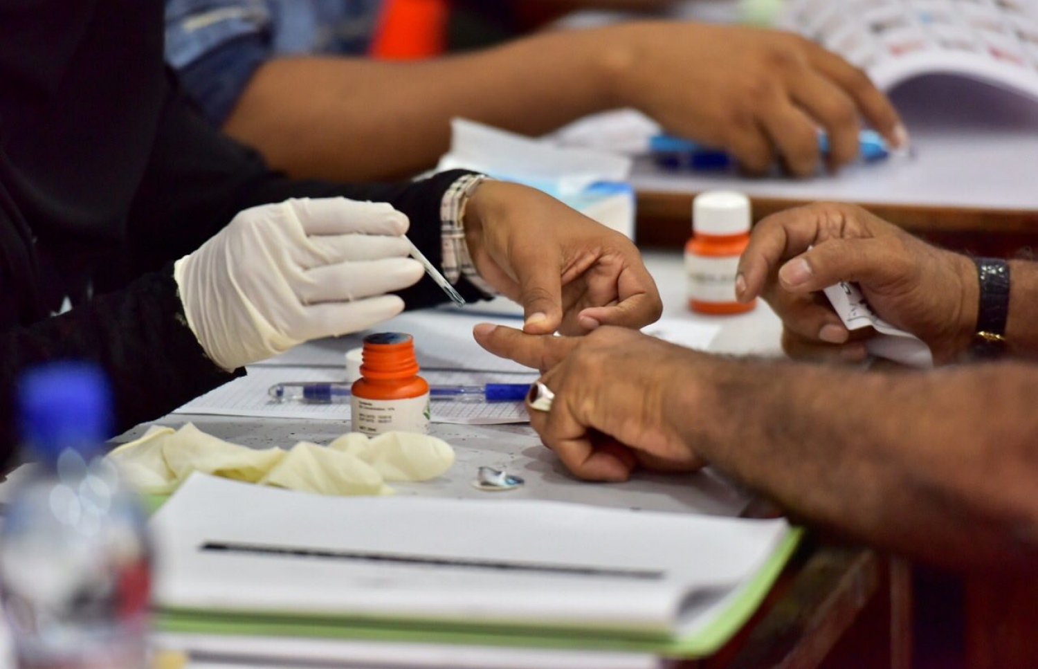 މާލެ: މޭ 6، 2017: ލޯކަލް ކައުންސިލް އިންތިހާބުގައި ވޯޓު ލުމަށް މީހަކު އިނގިލީގައި ފާހަގަ ޖަހަނީ.-- ފޮޓޯ: ނިޝާން އަލީ/ މިހާރު