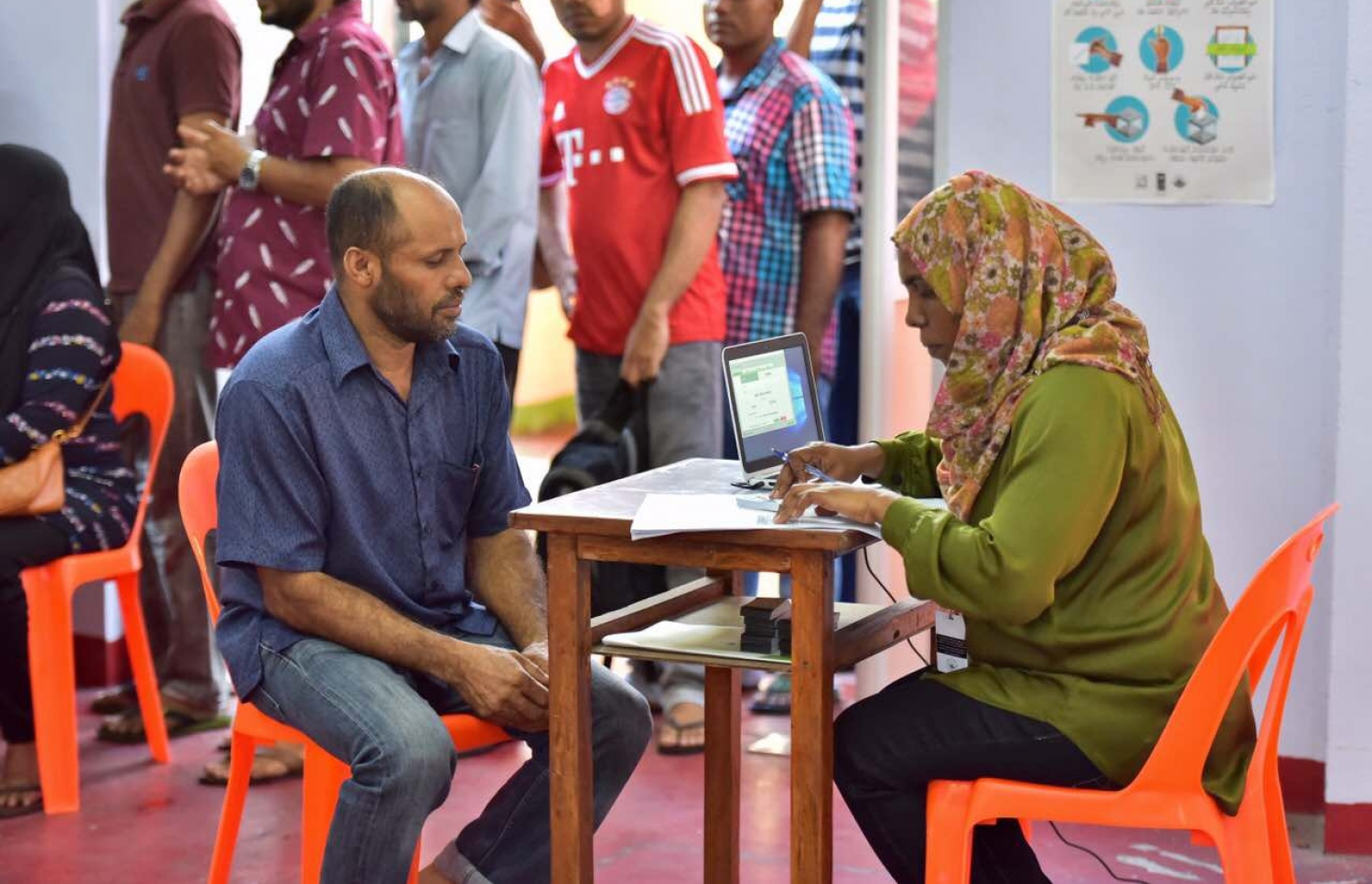 މާލެ: މޭ 6، 2017: ލޯކަލް ކައުންސިލް އިންތިހާބުގައި ވޯޓު ލުމަށް މީހަކު މަޑުކޮށްލައިގެން.-- ފޮޓޯ: ނިޝާން އަލީ/ މިހާރު