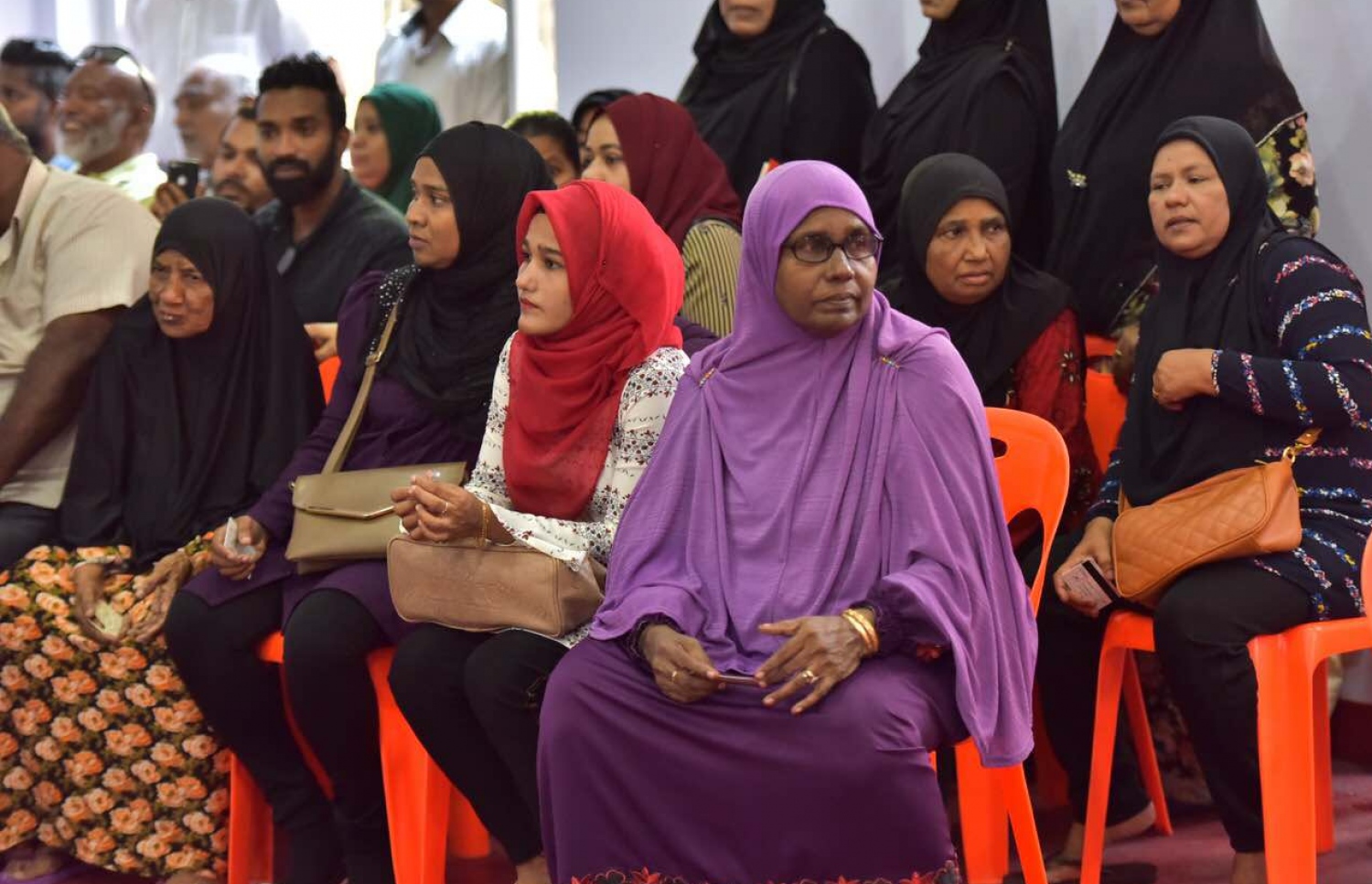 މާލެ: މޭ 6، 2017: ލޯކަލް ކައުންސިލް އިންތިހާބުގައި ވޯޓު ލުމަށް ބަޔަކު ކިޔޫގައި މަޑުކޮށްލައިގެން.-- ފޮޓޯ: ނިޝާން އަލީ/ މިހާރު