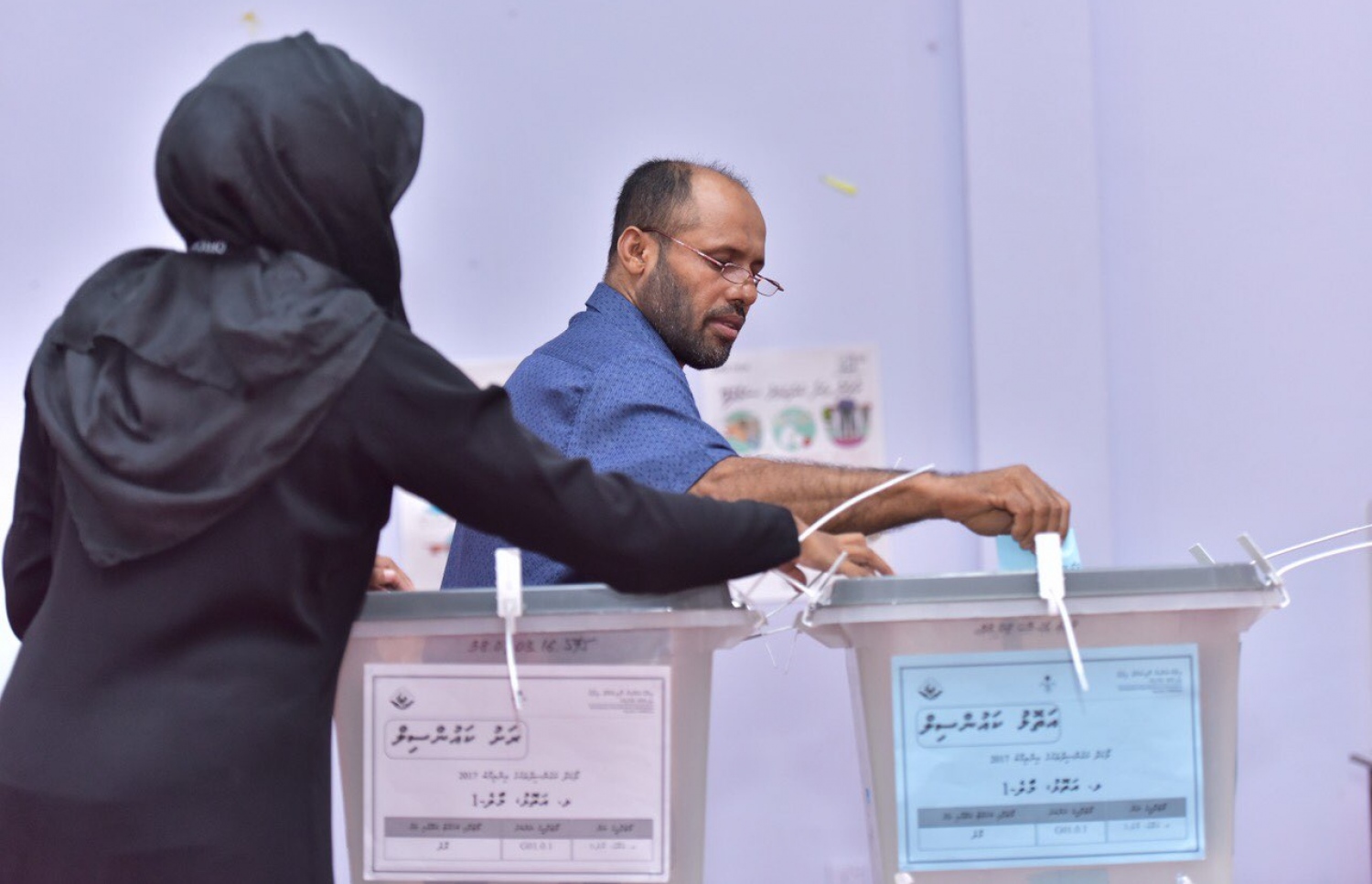 މާލެ: މޭ 6، 2017: ލޯކަލް ކައުންސިލް އިންތިހާބުގައި މީހަކު ވޯޓުލަނީ.-- ފޮޓޯ: ނިޝާން އަލީ/ މިހާރު