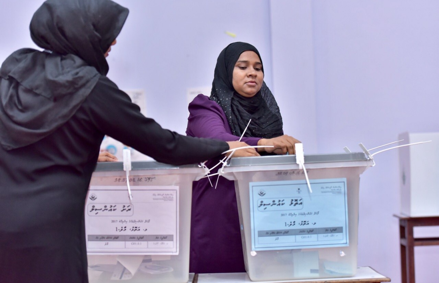 މާލެ: މޭ 6، 2017: ލޯކަލް ކައުންސިލް އިންތިހާބުގައި މީހަކު ވޯޓުލަނީ.-- ފޮޓޯ: ނިޝާން އަލީ/ މިހާރު