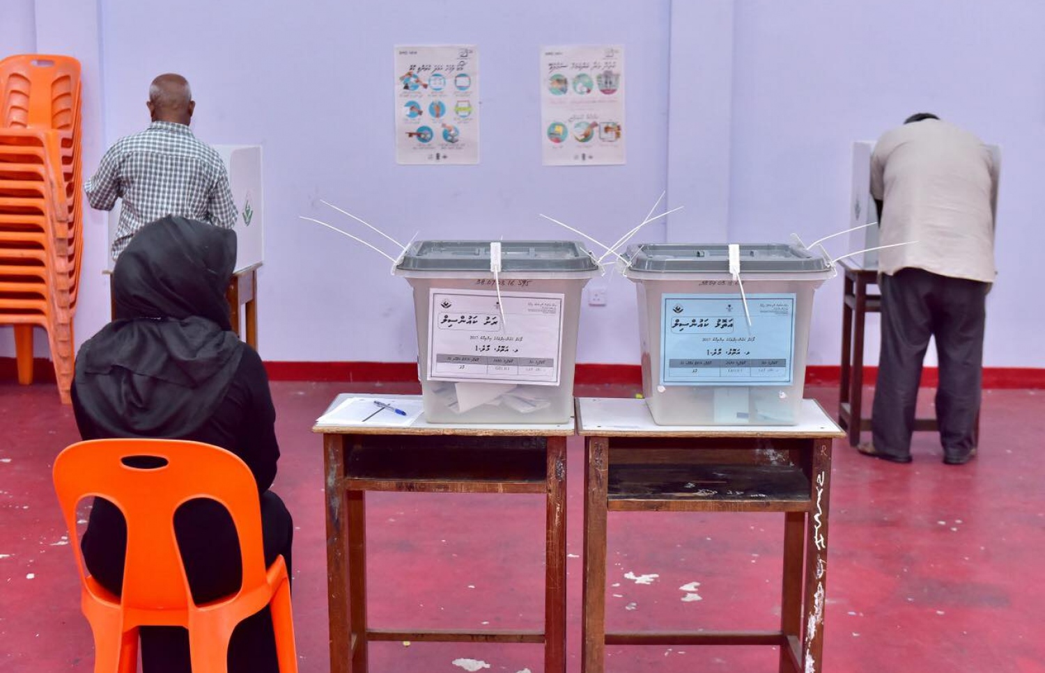 މާލެ: މޭ 6، 2017: ލޯކަލް ކައުންސިލް އިންތިހާބުގައި ބަޔަކު ވޯޓު ކަރުދާހުގައި ފާހަގަ ޖަހަނީ.-- ފޮޓޯ: ނިޝާން އަލީ/ މިހާރު