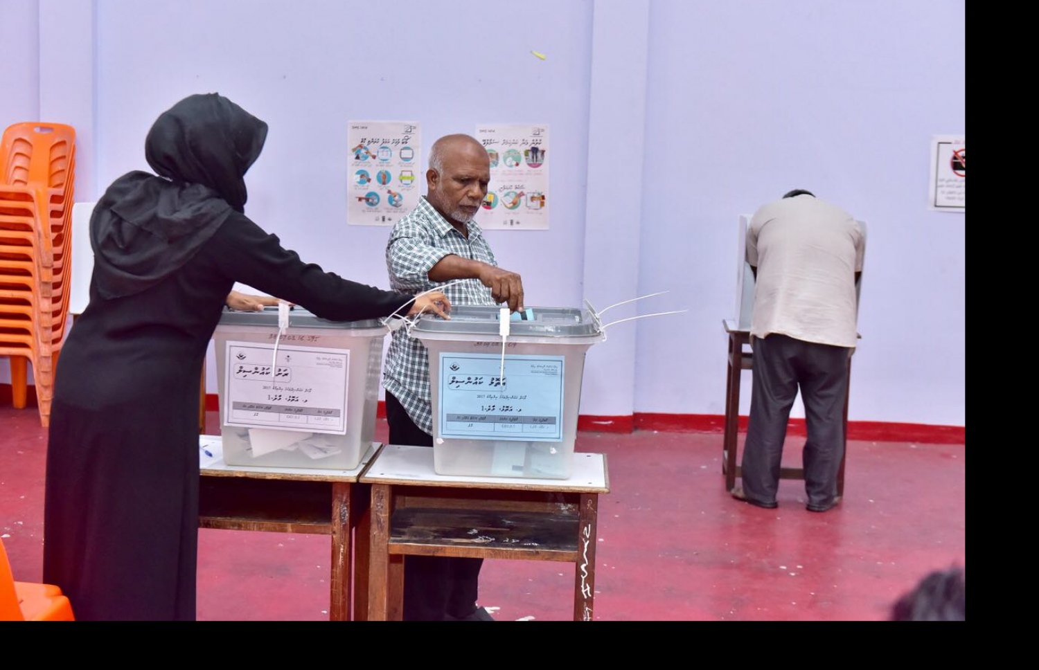 މާލެ: މޭ 6، 2017: ލޯކަލް ކައުންސިލް އިންތިހާބުގައި މީހަކު ވޯޓުލަނީ.-- ފޮޓޯ: ނިޝާން އަލީ/ މިހާރު