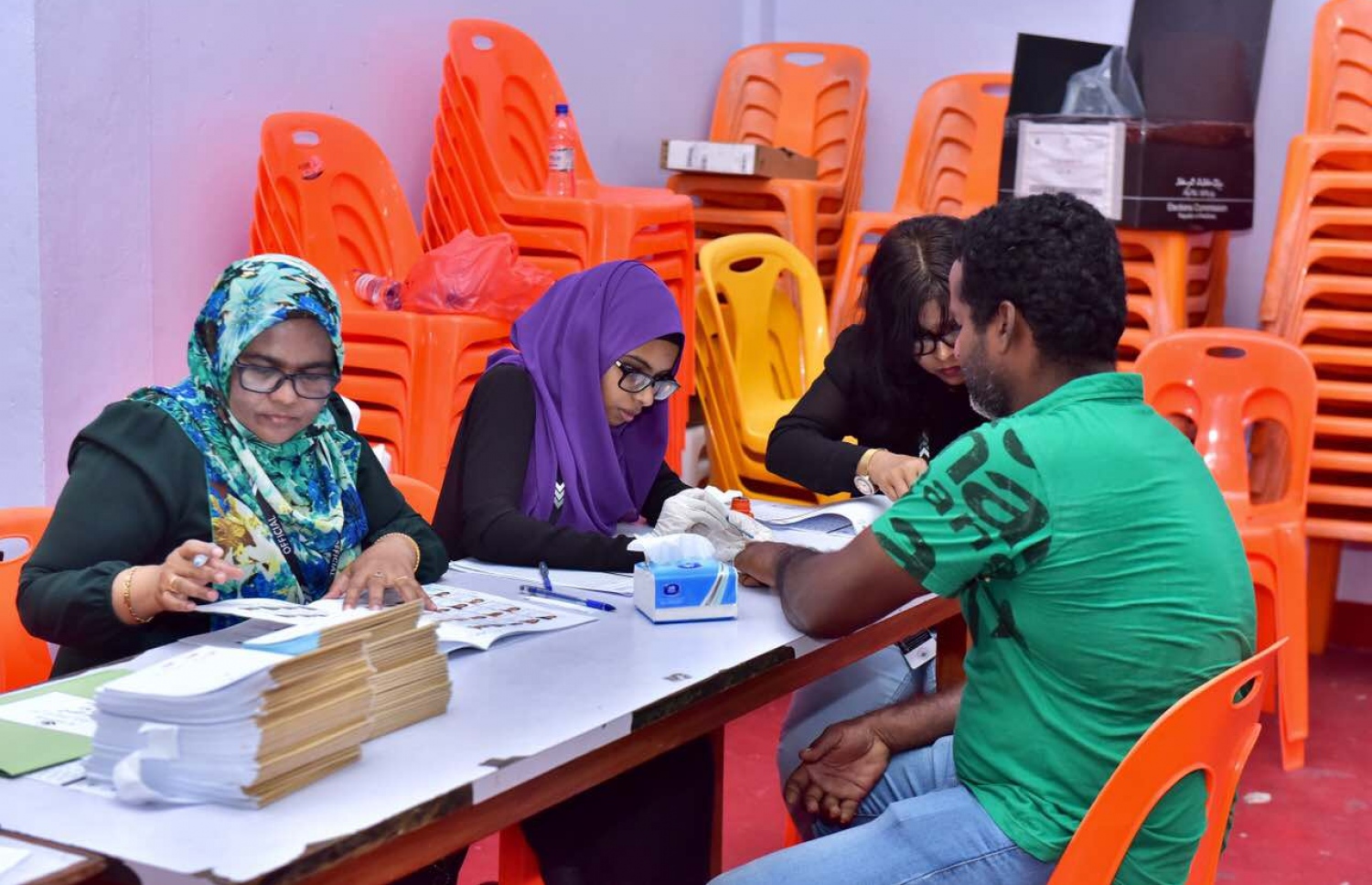 މާލެ: މޭ 6، 2017: ލޯކަލް ކައުންސިލް އިންތިހާބުގައި މީހަކު ވޯޓުުލުމަށް އިނގިލީގައި ފާހަގަ ޖަހަނީ.-- ފޮޓޯ: ނިޝާން އަލީ/ މިހާރު