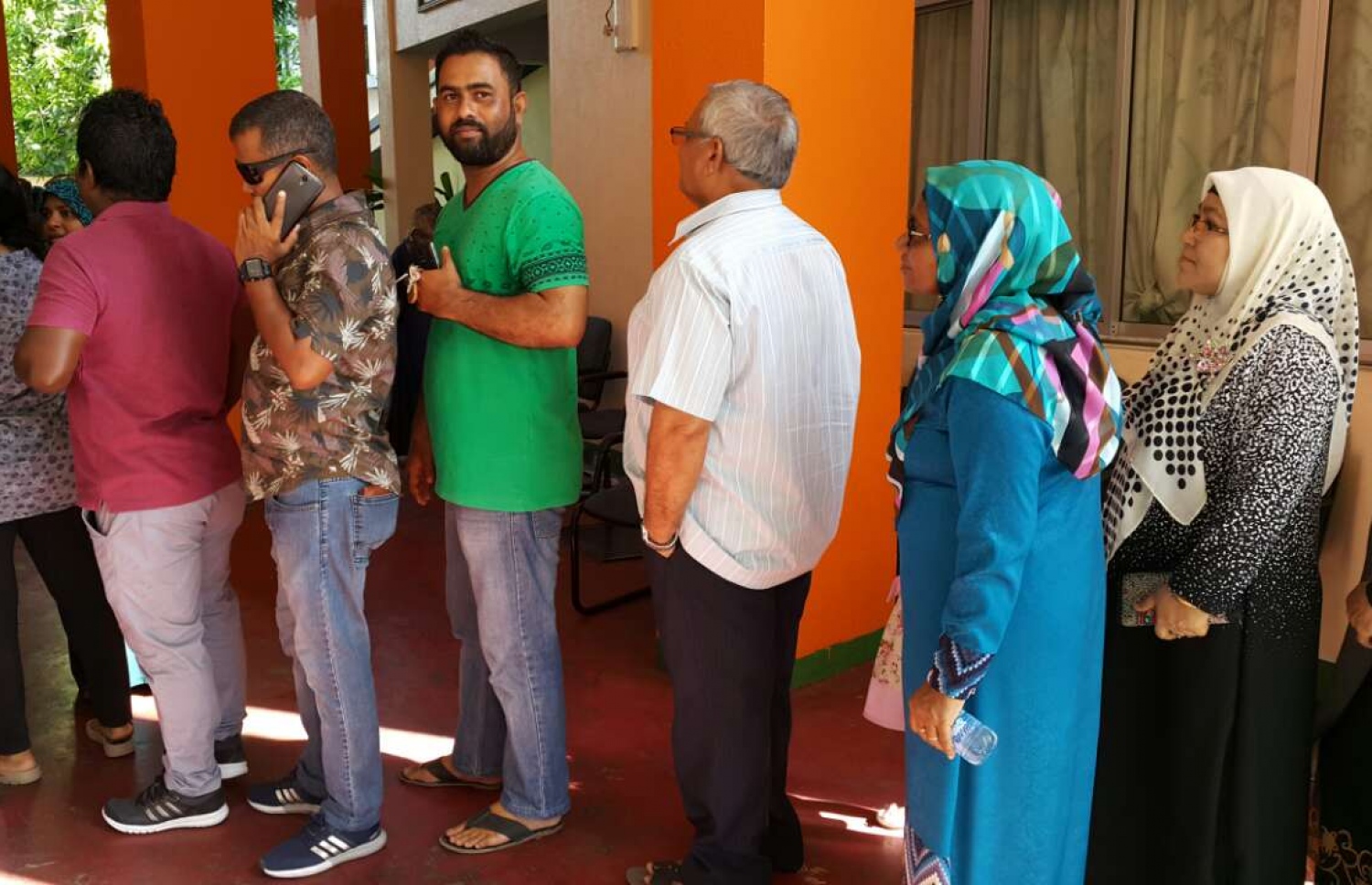 މާލެ: މޭ 6، 2017: ލޯކަލް ކައުންސިލް އިންތިހާބުގައި ވޯޓުލުމަށް ބަޔަކު ކިޔޫގައި މަޑުކޮށްލައިގެން.-- ފޮޓޯ: އަހުމަދު އަބްދުﷲ ސައީދު/ މިހާރު