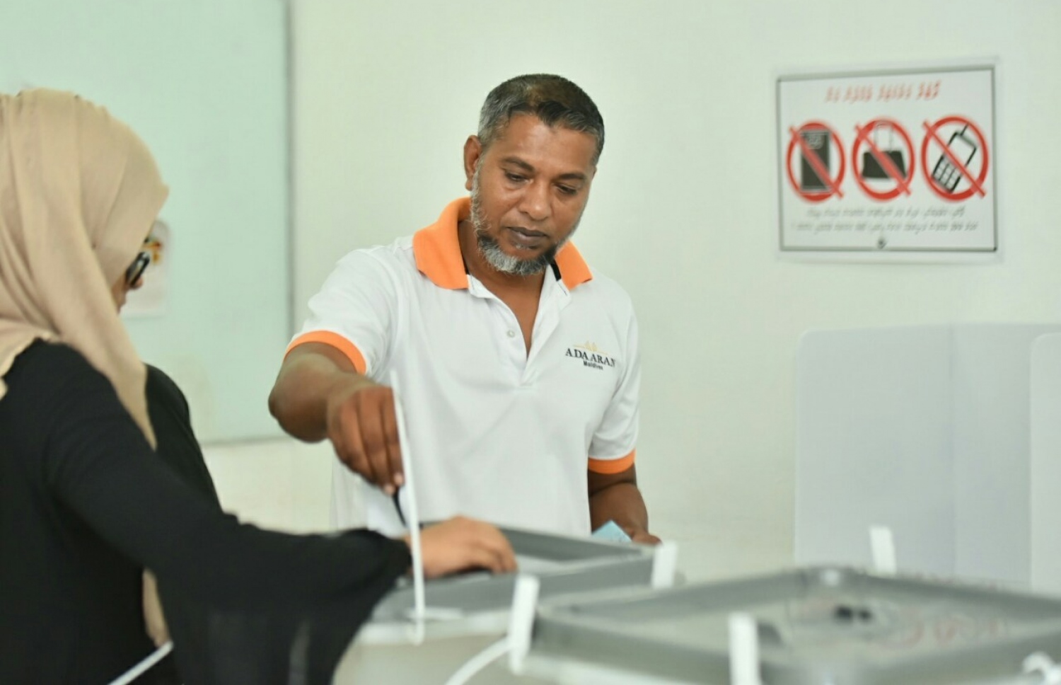 މާލެ: މޭ 6، 2017: ލޯކަލް ކައުންސިލް އިންތިހާބުގައި މީހަކު ވޯޓުލަނީ.-- ފޮޓޯ: ހުސެން ވަހީދު/ މިހާރު