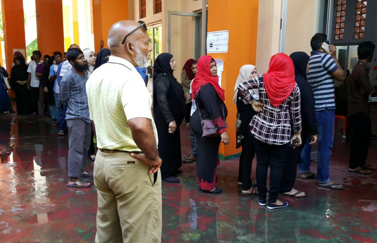 މާލެ: މޭ 6، 2017: ލޯކަލް ކައުންސިލް އިންތިހާބުގައި ވޯޓުލުމަށް ބަޔަކު ކިޔޫގައި މަޑުކޮށްލައިގެން.-- ފޮޓޯ: އަހުމަދު އަބްދުﷲ ސައީދު/ މިހާރު