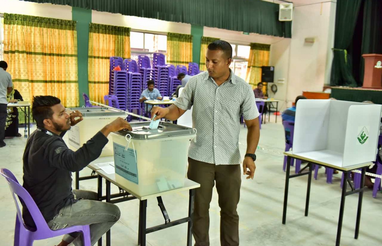 މާލެ: މޭ 6، 2017: ލޯކަލް ކައުންސިލް އިންތިހާބުގައި މީހަކު ވޯޓުލަނީ.-- ފޮޓޯ: ނިޝާން އަލީ/ މިހާރު