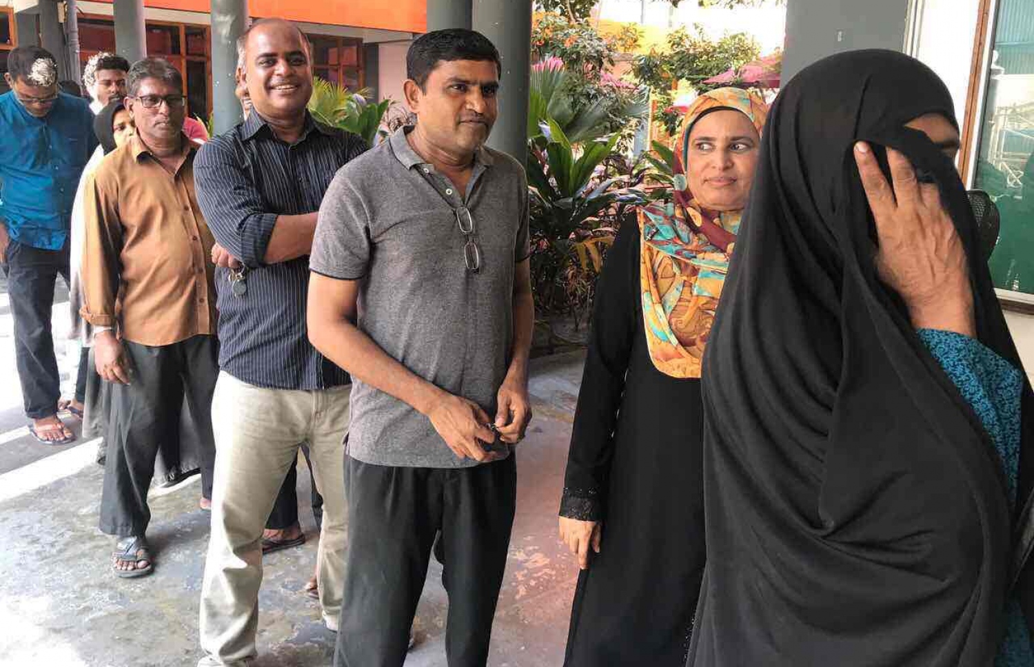 މާލެ: މޭ 6، 2017: ލޯކަލް ކައުންސިލް އިންތިހާބުގައި ވޯޓުލުމަށް ބަޔަކު ކިޔޫގައި މަޑުކޮށްލައިގެން.-- ފޮޓޯ: އިސްމައިލް ނަސީރު/ މިހާރު