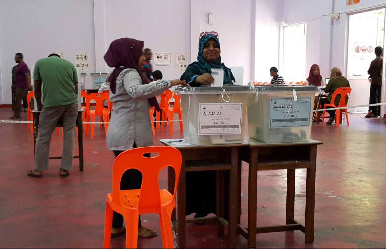 މާލެ: މޭ 6، 2017: ލޯކަލް ކައުންސިލް އިންތިހާބުގައި މީހަކު ވޯޓުލަނީ.-- ފޮޓޯ: އަހުމަދު އަބްދުﷲ ސައީދު/ މިހާރު