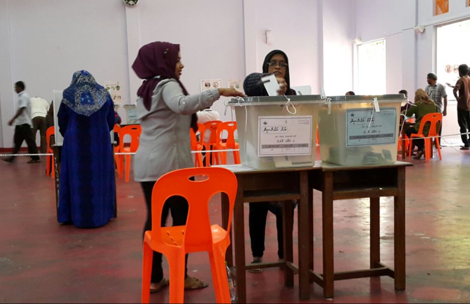 މާލެ: މޭ 6، 2017: ލޯކަލް ކައުންސިލް އިންތިހާބުގައި މީހަކު ވޯޓުލަނީ.-- ފޮޓޯ: އަހުމަދު އަބްދުﷲ ސައީދު/ މިހާރު