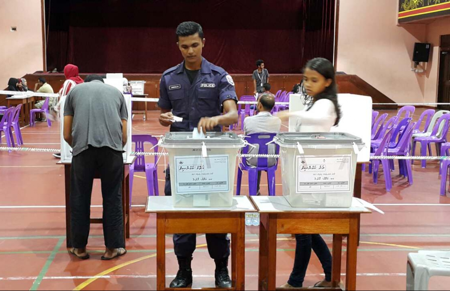 މާލެ: މޭ 6، 2017: ލޯކަލް ކައުންސިލް އިންތިހާބުގައި ފުލުހަކު ވޯޓުލަނީ.-- ފޮޓޯ: އަހުމަދު އަބްދުﷲ ސައީދު/ މިހާރު