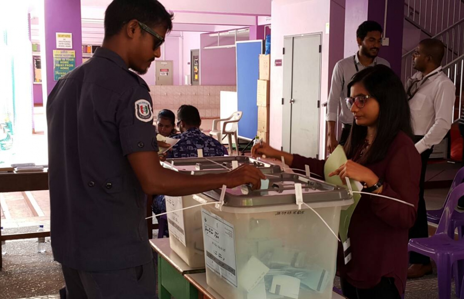 މާލެ: މޭ 6، 2017: ލޯކަލް ކައުންސިލް އިންތިހާބުގައި މީހަކު ވޯޓުލަނީ.-- ފޮޓޯ: އަހުމަދު އަބްދުﷲ ސައީދު/ މިހާރު