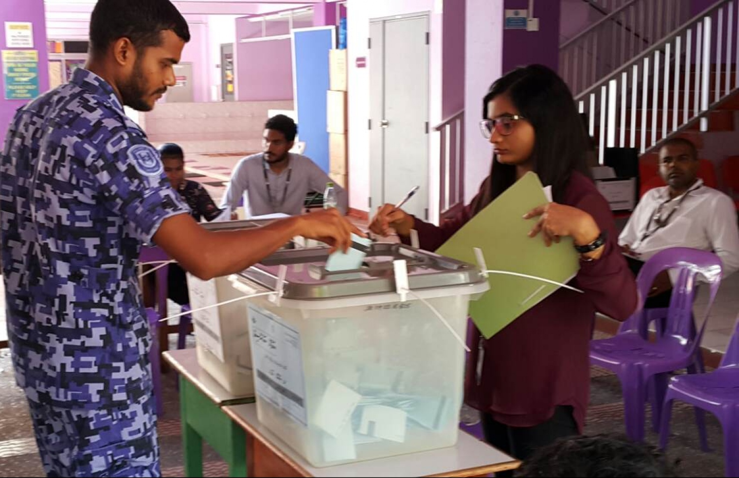 މާލެ: މޭ 6، 2017: ލޯކަލް ކައުންސިލް އިންތިހާބުގައި ފުލުހަކު ވޯޓުލަނީ.-- ފޮޓޯ: އަހުމަދު އަބްދުﷲ ސައީދު/ މިހާރު