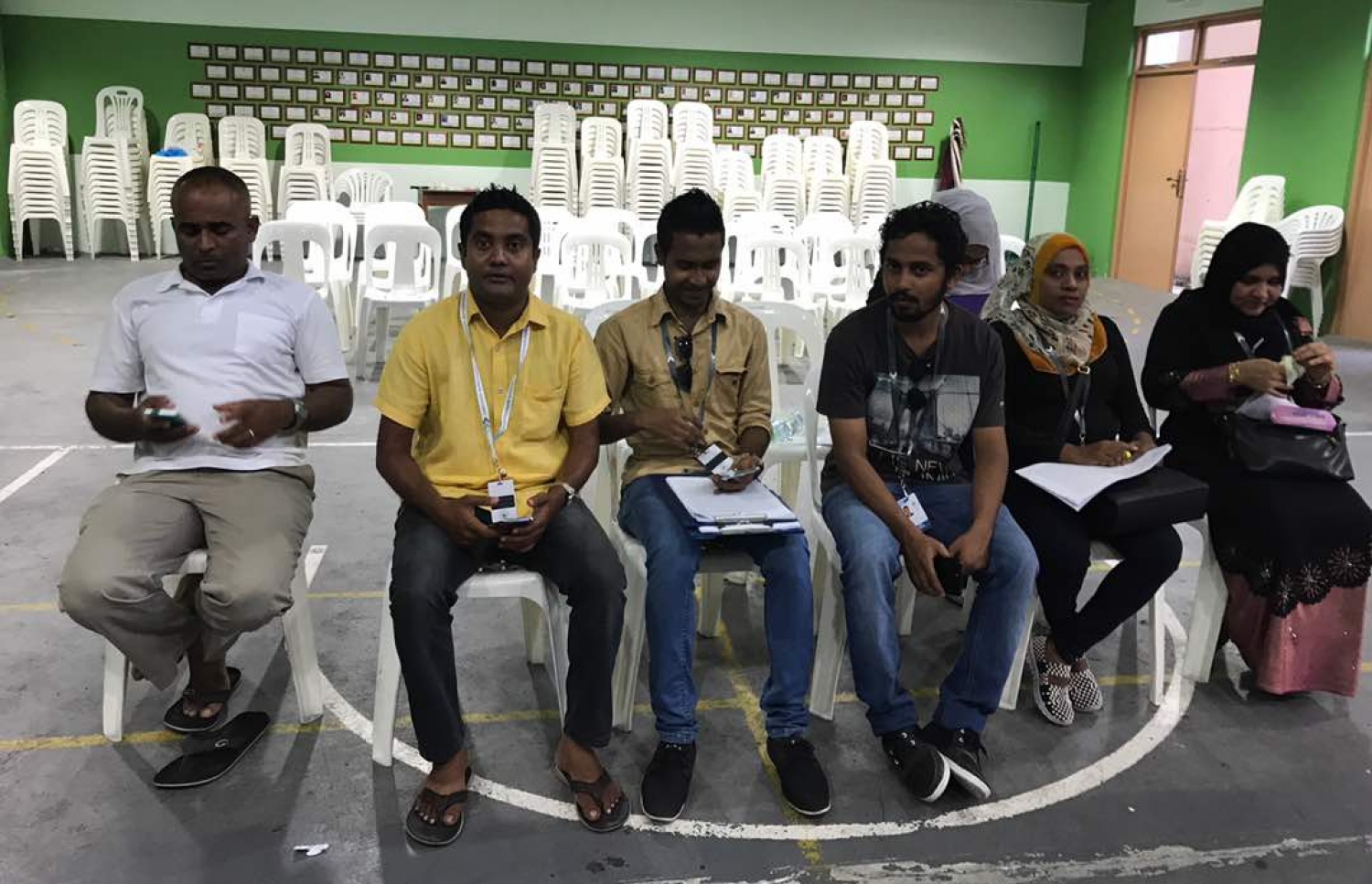 މާލެ: މޭ 6، 2017: ލޯކަލް ކައުންސިލް އިންތިހާބުގައި ވޯޓުލުން ކުރިއަށްދާއިރު މޮނީޓަރުން މަޑުކޮށްލައިގެން.-- ފޮޓޯ: އަބްދުﷲ ޖަމީލް/ މިހާރު