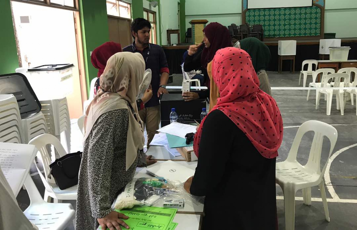 މާލެ: މޭ 6، 2017: ލޯކަލް ކައުންސިލް އިންތިހާބުގައި ވޯޓުލުން ކުރިއަށްދާއިރު، އޮފިޝަލުން ހަރަކާތްތެރިވަނީ.-- ފޮޓޯ: އަބްދުﷲ ޖަމީލް/ މިހާރު