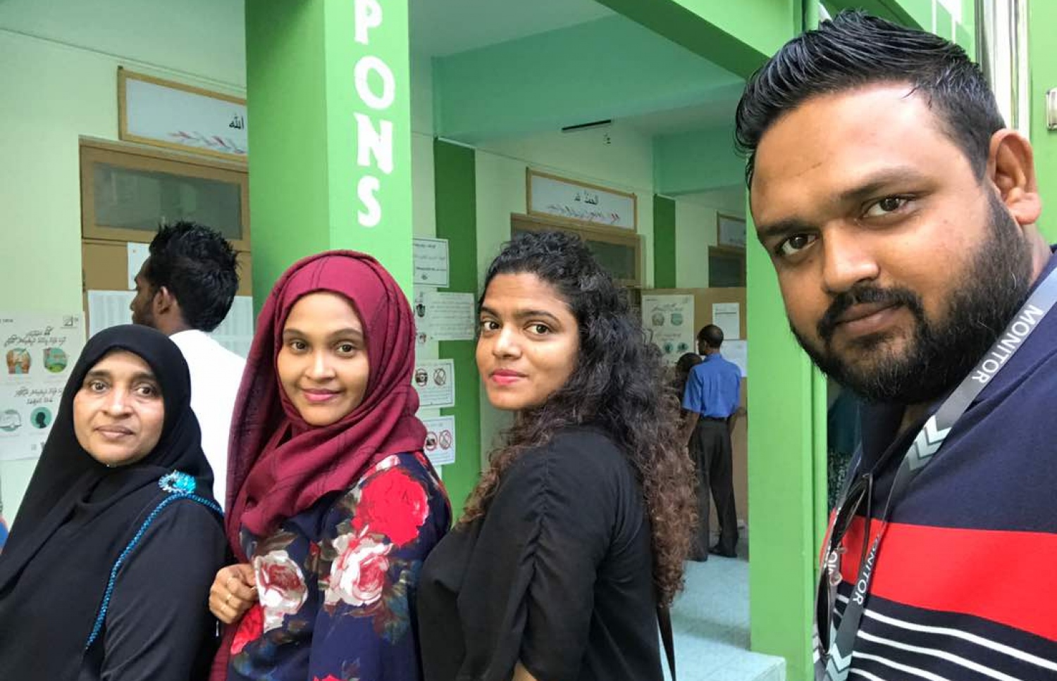 މާލެ: މޭ 6، 2017: ލޯކަލް ކައުންސިލް އިންތިހާބުގައި ބަޔަކު ވޯޓުލުމަށް ކިޔޫގައި މަޑުކޮށްލުމަށްފަހު ސެލްފީއެއް ނަގަނީ.-- ފޮޓޯ: އަބްދުﷲ ޖަމީލް/ މިހާރު