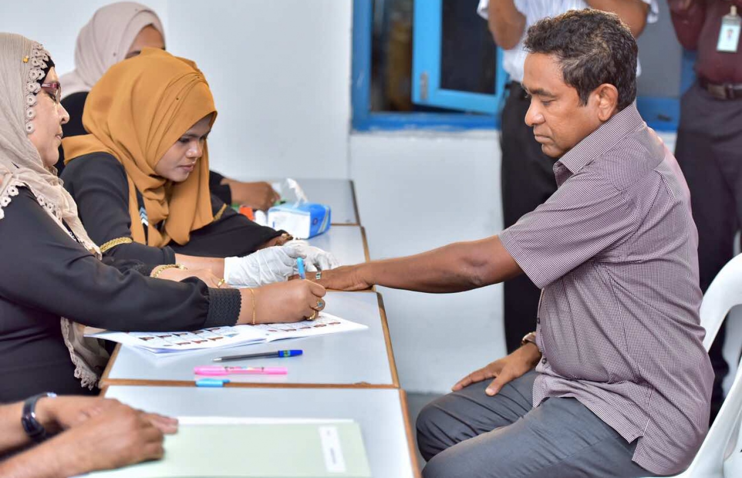 މާލެ: މޭ 6، 2017: ލޯކަލް ކައުންސިލް އިންތިހާބުގައި ރައީސް ޔާމީން ވޯޓުލެއްވުމަށް އިނގިލީގައި ފާހަގަ ޖައްސަވަނީ.-- ފޮޓޯ: ނިޝާން އަލީ/ މިހާރު