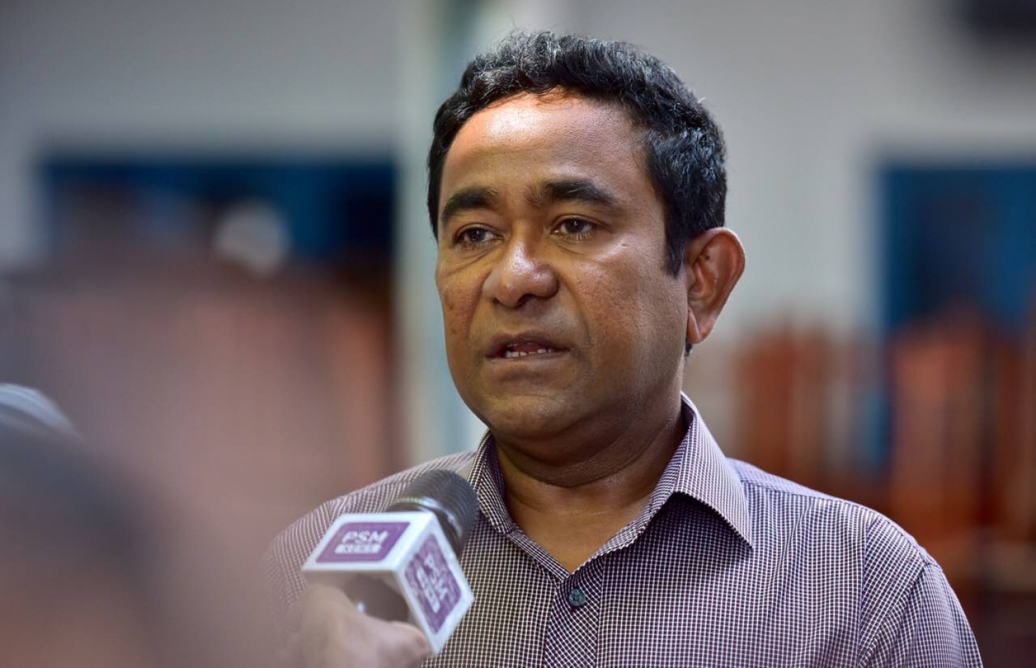 މާލެ: މޭ 6، 2017: ލޯކަލް ކައުންސިލް އިންތިހާބުގައި ރައީސް ޔާމީން ވޯޓުލެއްވުމަށްފަހު ނޫސްވެރިންނާ ވާހަކަ ދައްކަވަނީ.-- ފޮޓޯ: ނިޝާން އަލީ/ މިހާރު