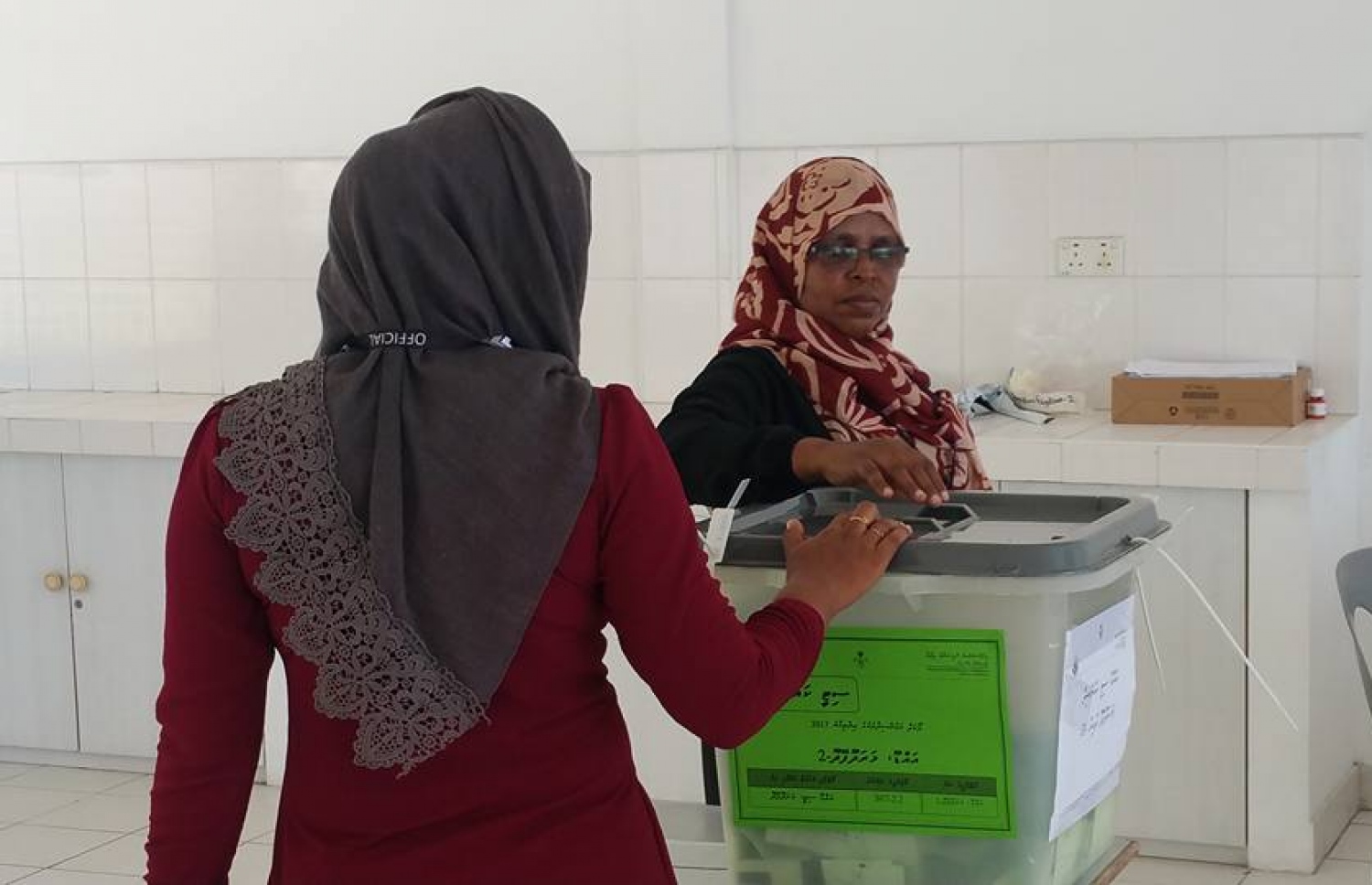 މިދިޔަ ލޯކަލް އިންތިޚާބުގައި މަރަދޫފޭދޫގައި ވޯޓުލަނީ: މި ފަހަރު ވެސް އައްޑޫ ސިޓީ ކައުންސިލްގެ ގޮނޑިތައް އެމްޑީޕީން ކާމިޔާބުކުރީ ބޮޑު ތަފާތަކުން.---މިހާރު ފޮޓޯ: އަހުމަދު އަދުޝަން