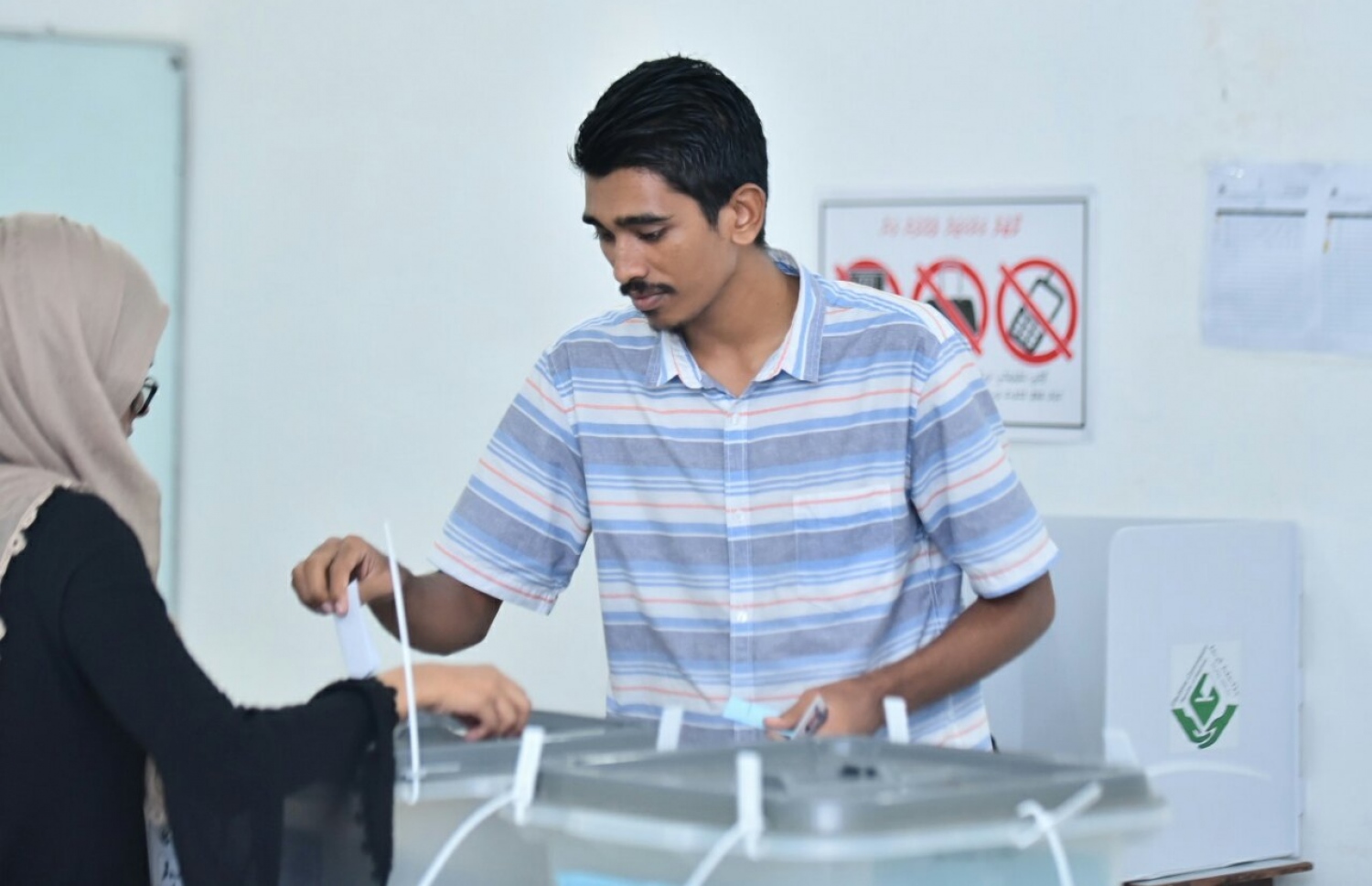 މާލެ: މޭ 6، 2017: ލޯކަލް ކައުންސިލް އިންތިހާބުގައި މީހަކު ވޯޓުލަނީ.-- ފޮޓޯ: ހުސެން ވަހީދު/ މިހާރު