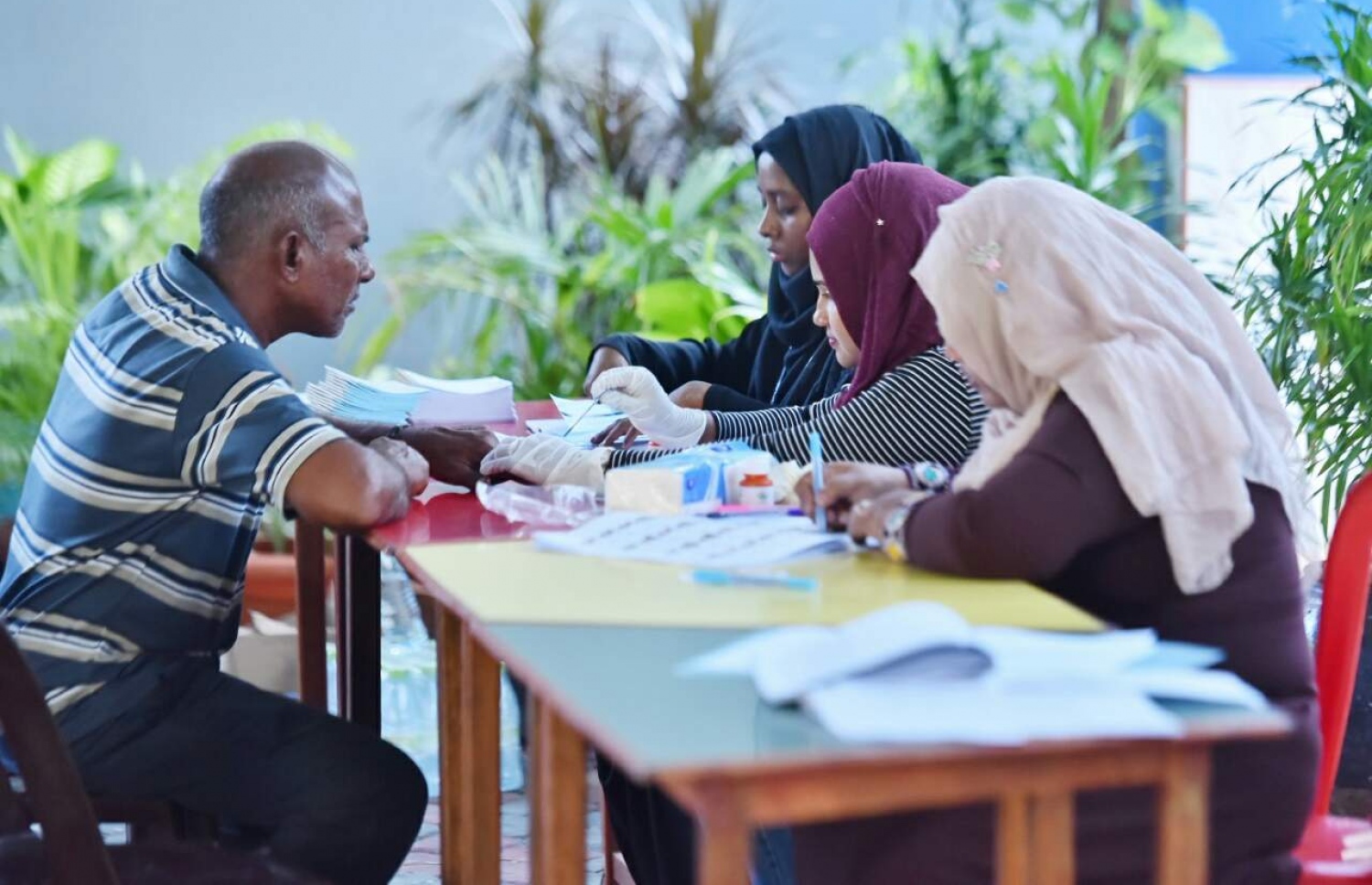 މާލެ: މޭ 6، 2017: ލޯކަލް ކައުންސިލް އިންތިހާބުގައި މީހަކު ވޯޓުލުމަށް އިނގިލީގައި ފާހަގަ ޖަހަނީ.-- ފޮޓޯ: ހުސެން ވަހީދު/ މިހާރު