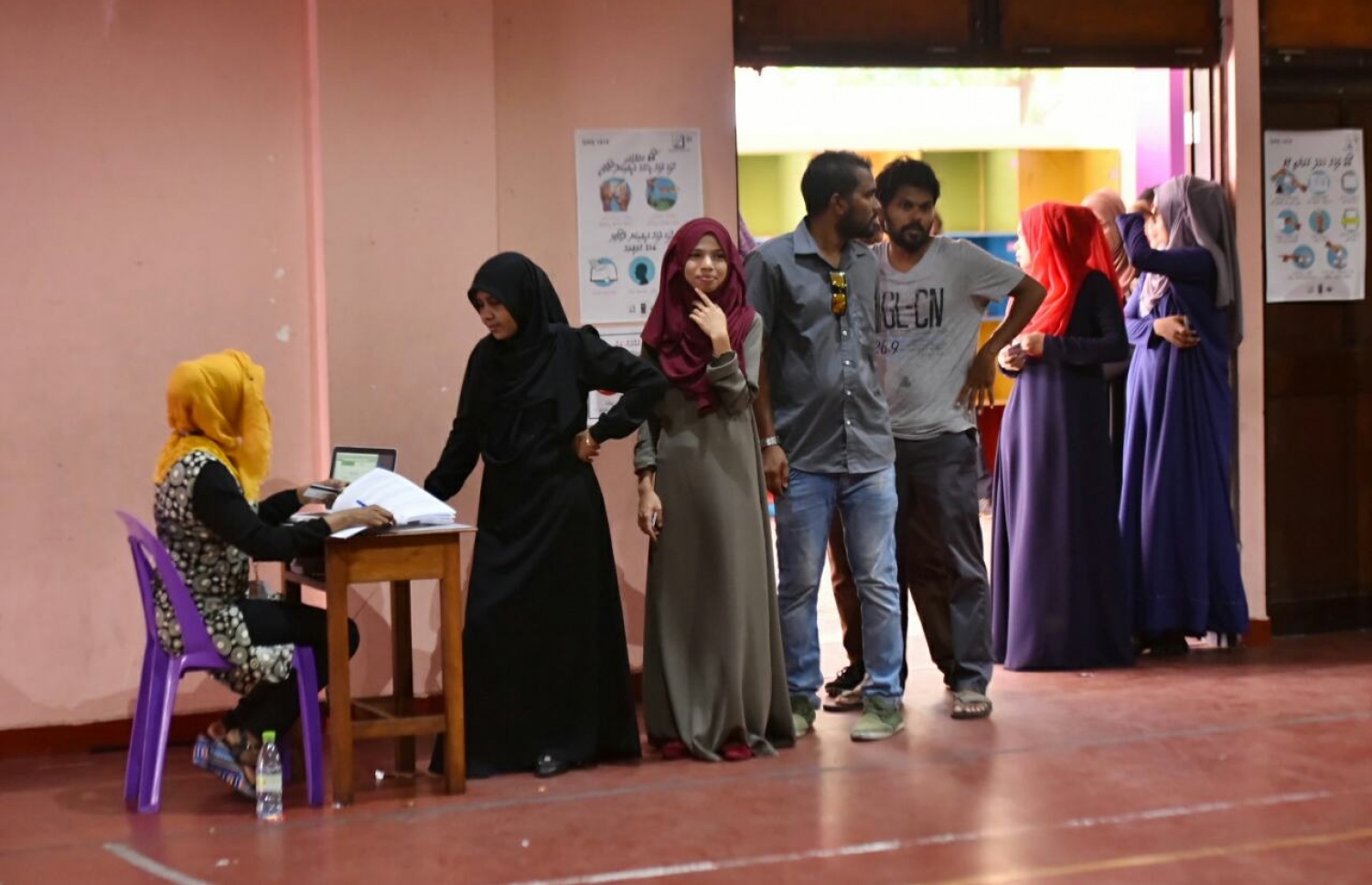 ކައުންސިލް އިންތިހާބުގައި ވޯޓު ލާން ގޮސް ތިބި ބައެއް މީހުން ކިޔޫގައި -- ފޮޓޯ: ހުސެއިން ވަހީދު/ މިހާރު