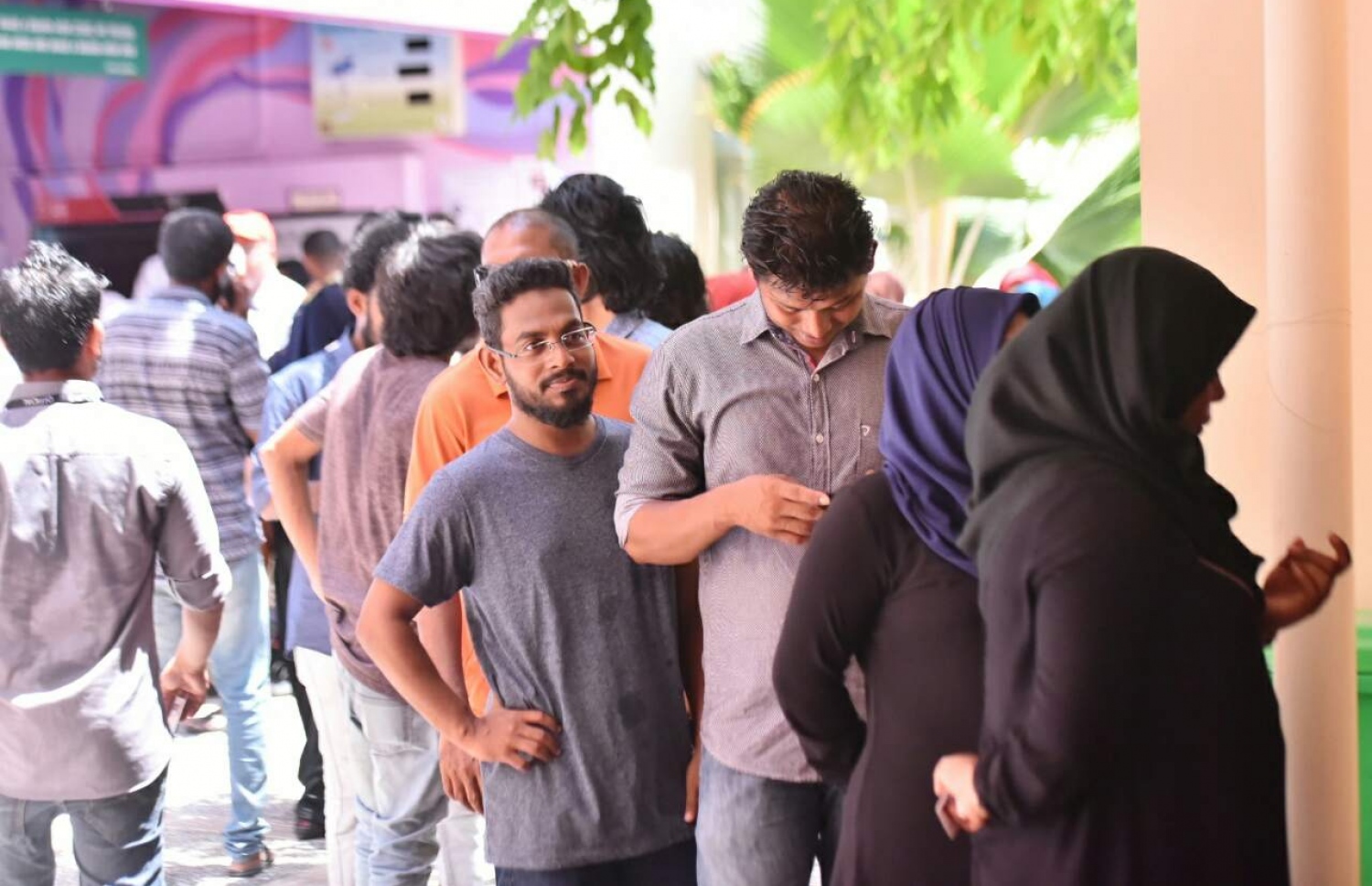 ކައުންސިލް އިންތިހާބުގައި ވޯޓު ލާން ގޮސް ތިބި ބަޔަކު ވޯޓިން ބޫތުގެ ބޭރުގައި މަޑުކޮށްލައިގެން -- ފޮޓޯ: ހުސެއިން ވަހީދު/ މިހާރު