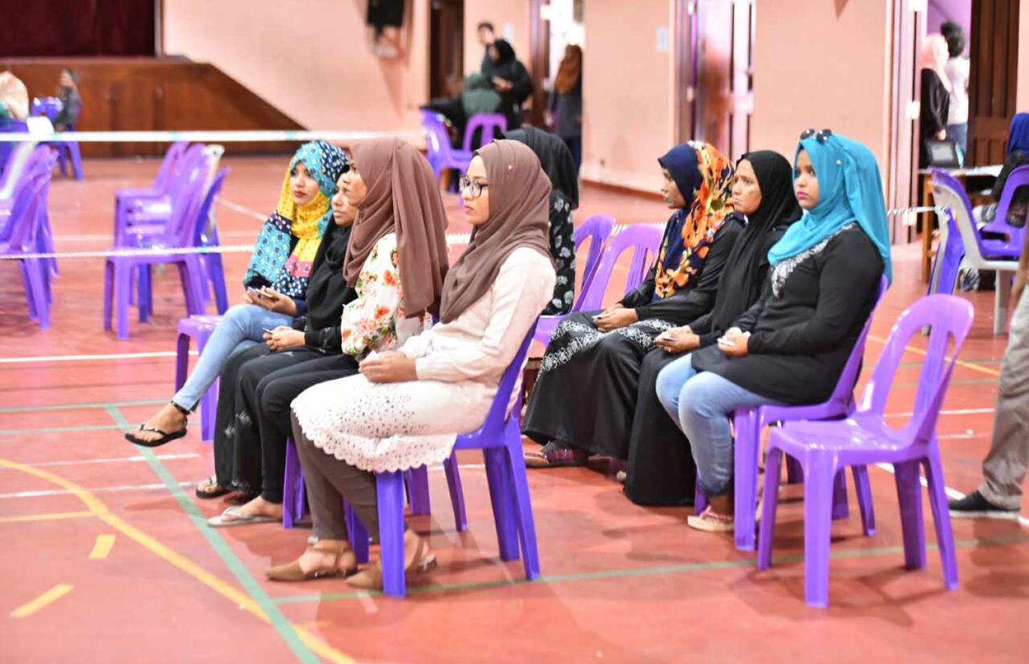 ލޯކަލް ކައުންސިލް އިންތިހާބުގައި ބޯޓު ލާން ގޮސް ތިބި ބައެއް މީހުން -- ފޮޓޯ: ހުސެއިން ވަހީދު/ މިހާރު