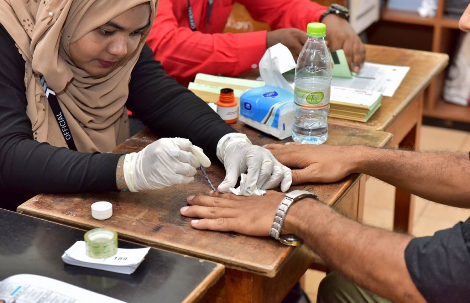 ކައުންސިލް އިންތިހާބުގައި މާލޭގައި ވޯޓު ލި މީހެއްގެ އިނގިލީގައި ފާހަގަ ޖަހަނީ -- ފޮޓޯ: ނިޝާން އަލީ/ މިހާރު