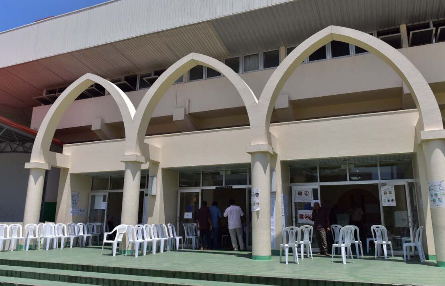 މާލޭގައި ވޯޓު ލާ މަރުކަޒެއްގެ ބޭރުގައި ގޮނޑި ޖަހާފައި -- ފޮޓޯ: އަހުމަދު އަބްދުﷲ ސައީދު