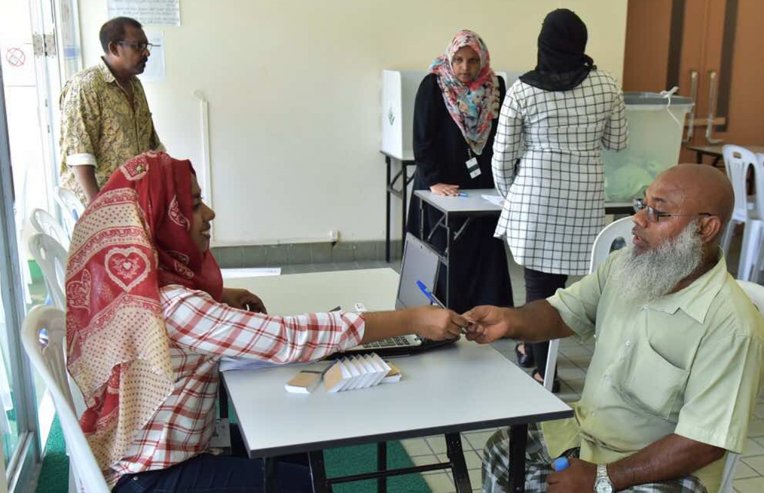 ކައުންސިލް އިންތިހާބުގައި މީހަކު މިއަދު ވޯޓު ލާން ތައްޔާރު ވަނީ -- ފޮޓޯ: އަހުމަދު އަބްދުﷲ ސައީދު