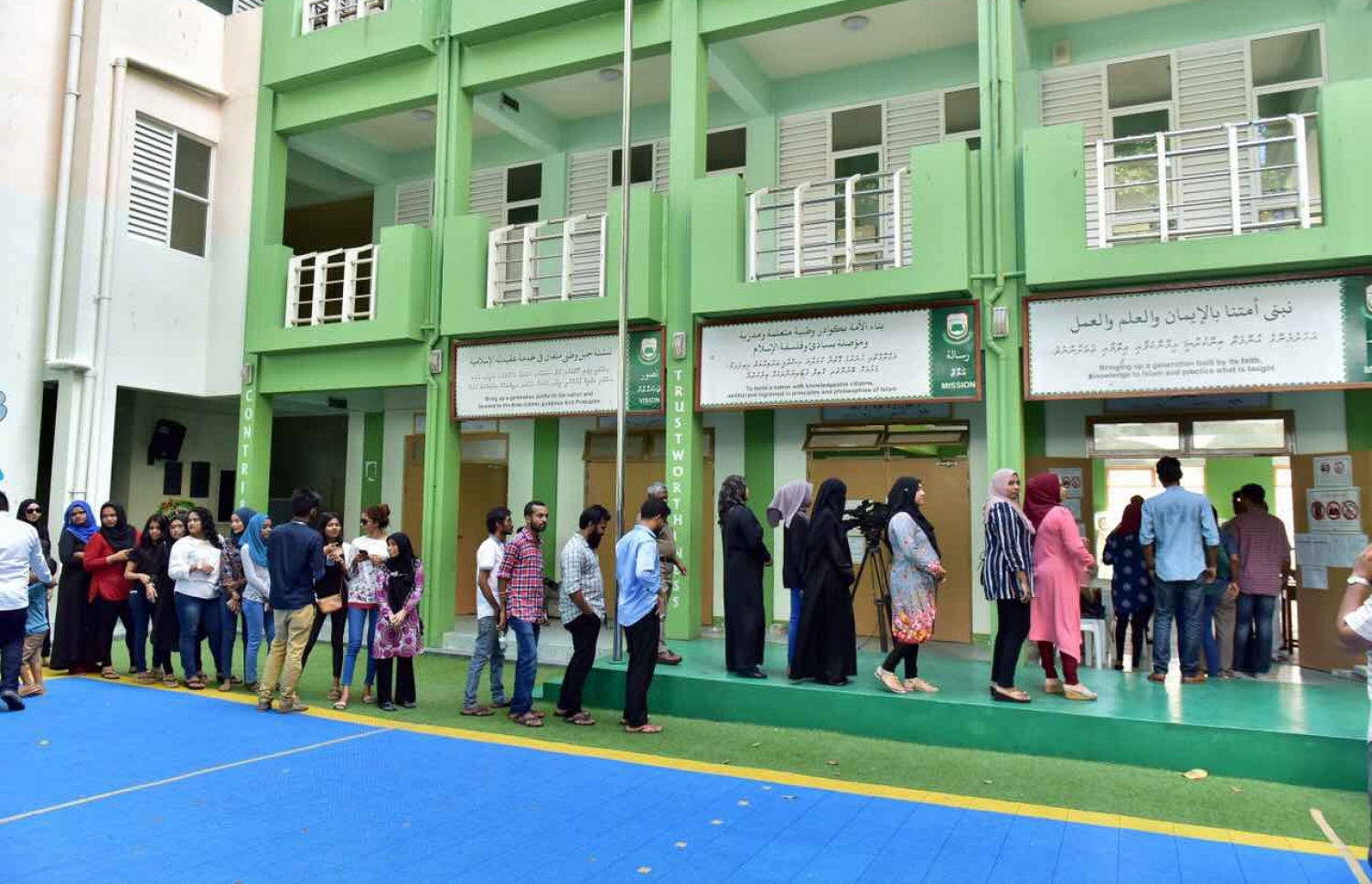 މާލެ: މޭ 6، 2017: ކައުންސިލް އިންތިހާބުގައި މާލޭގައި ވޯޓުލާން ބަޔަކު ކިޔޫގައި މަޑުކޮށްލައިގެން -- ފޮޓޯ: ނިޝާން އަލީ/ މިހާރު