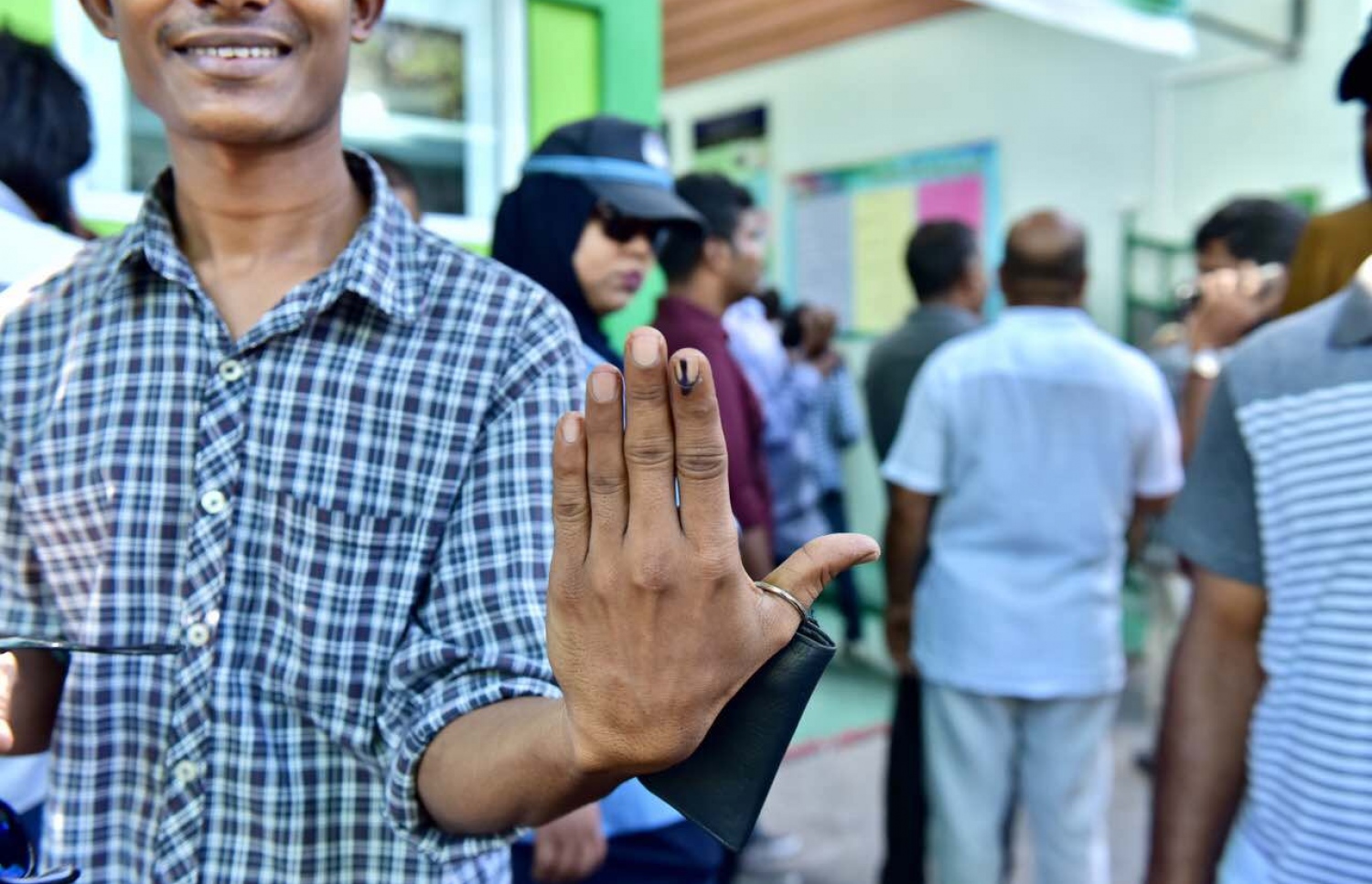 ލޯކަލް ކައުންސިލް އިންތިހާބުގައި ވޯޓު ލުމަށް ފަހު ވޯޓު ލި ކަމުގެ ނިޝާން ދައްކާލަނީ -- ފޮޓޯ: ނިޝާން އަލީ/ މިހާރު