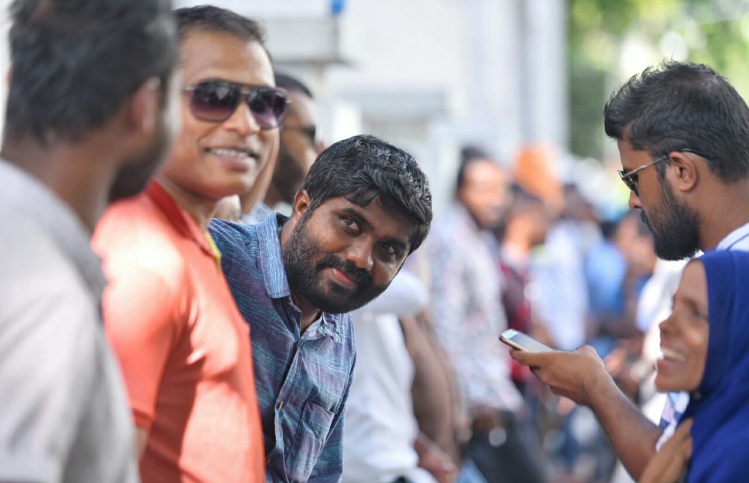 މާލެ: މޭ 6، 2017: ލޯކަލް ކައުންސިލް އިންތިހާބުގައި ވޯޓުލުމަށް ބަޔަކު ކިޔޫގައި މަޑުކޮށްލައިގެން.-- ފޮޓޯ: ހުސެން ވަހީދު/ މިހާރު