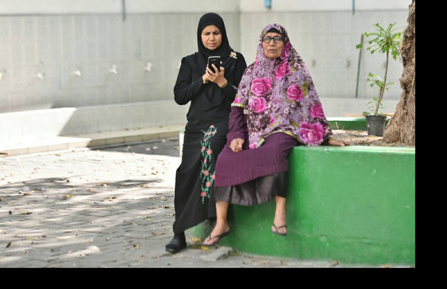 މާލެ: މޭ 6، 2017: ލޯކަލް ކައުންސިލް އިންތިހާބުގައި ވޯޓުލުމަށް އައިސް ތިބި ބަޔަކު ބުރުމަތީ އިށީންދެލައިގެން.-- ފޮޓޯ: ހުސެން ވަހީދު/ މިހާރު